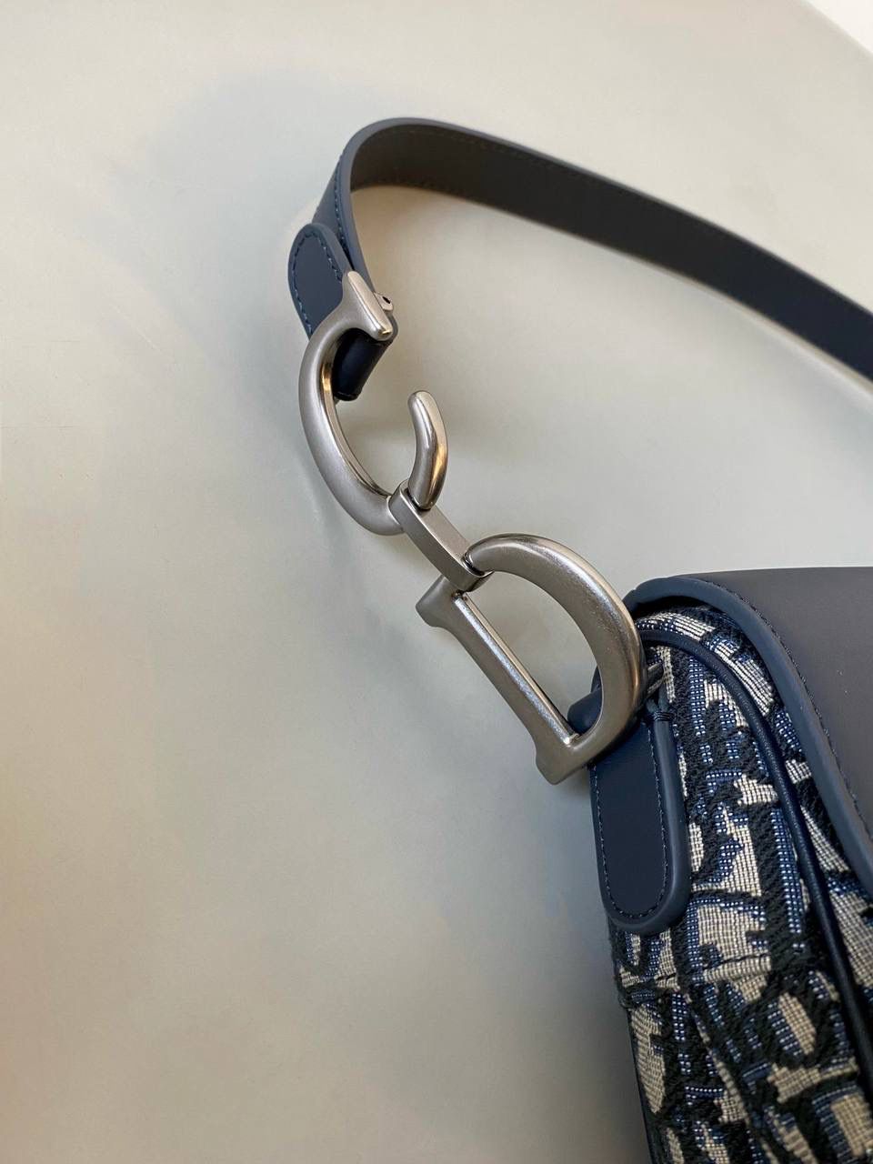 🈶老花配皮，大号 𝗖𝗗 𝗦𝗮𝗱𝗱𝗹𝗲 经典马鞍包 王者中的王者，地位不可撼动 席卷了整个时尚圈今年依旧火爆啊 也让最新出的银扣+黑篮牛皮翻盖版 再次把热度推向巅峰！真的太酷了 时尚感拉满的同时增添了一份完美女性的力量感！ 25.5×20×6.5cm #8006m