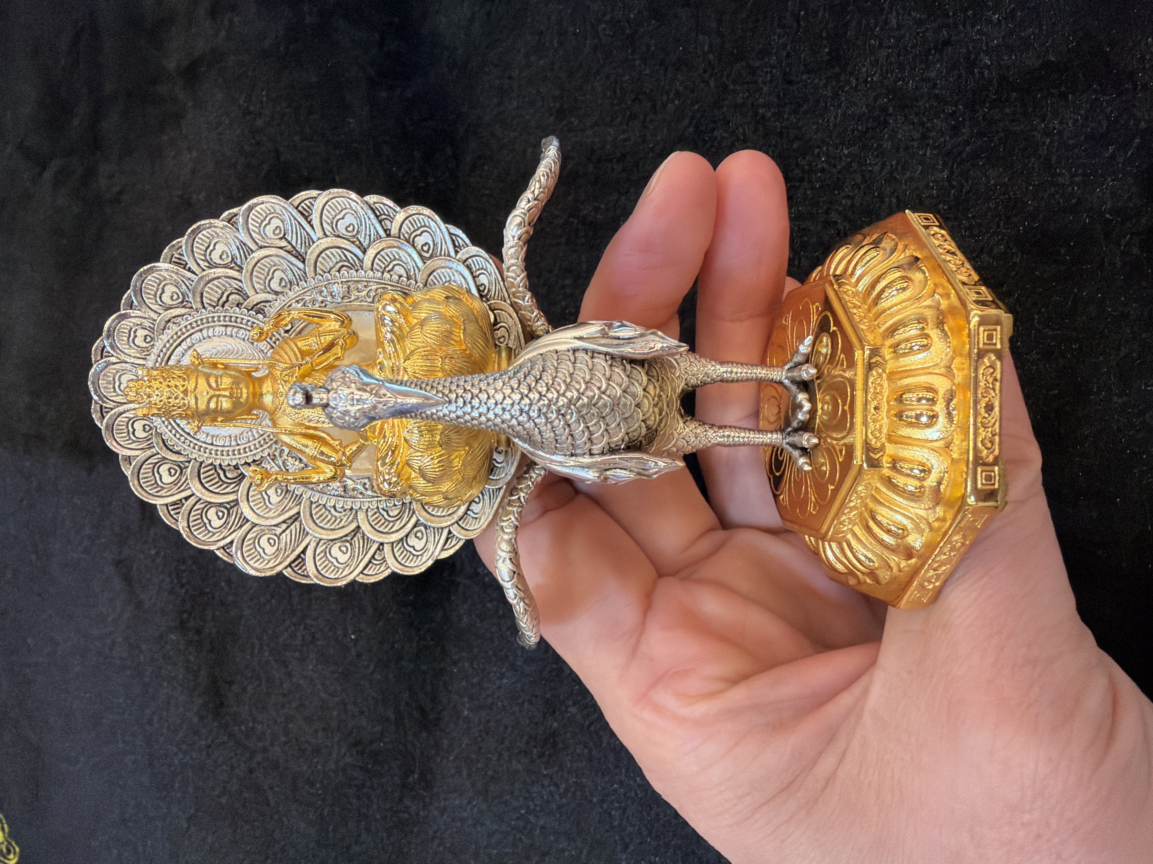 農曆年前巨獻-#136孔雀明王（金銀）13cm 高，安排入藏