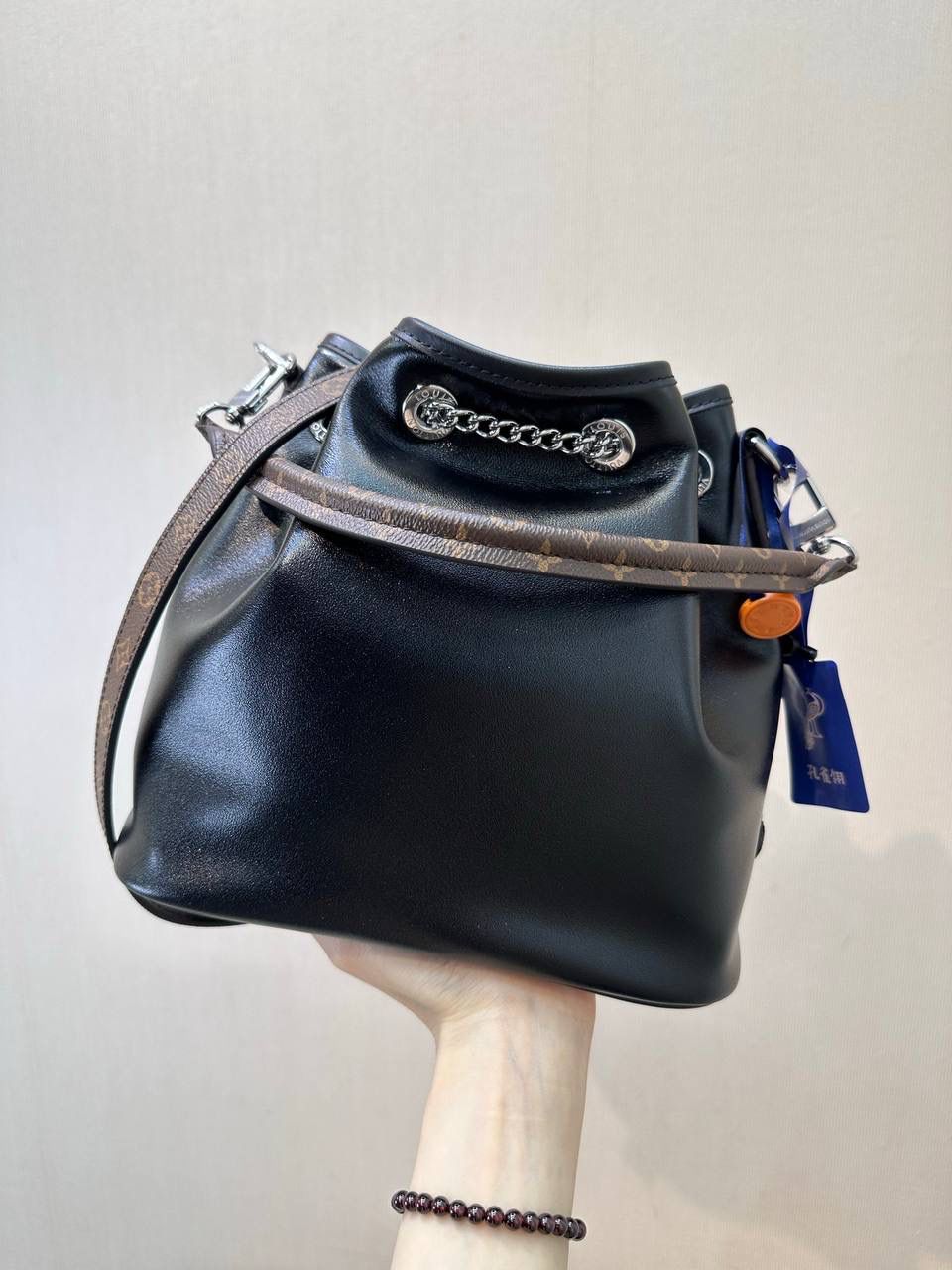 LV炫酷水桶包👜✨ 见多了 这么炫酷的还是第一次， lv本季最瞩目的一只水桶包， 以摩登摇滚型格 焕新经典Noé手袋元素， 正面凸出的拉链袋， 亮银色链条充当抽绳的设计， 将优雅灵动与时髦炫酷完美融合😍❤️