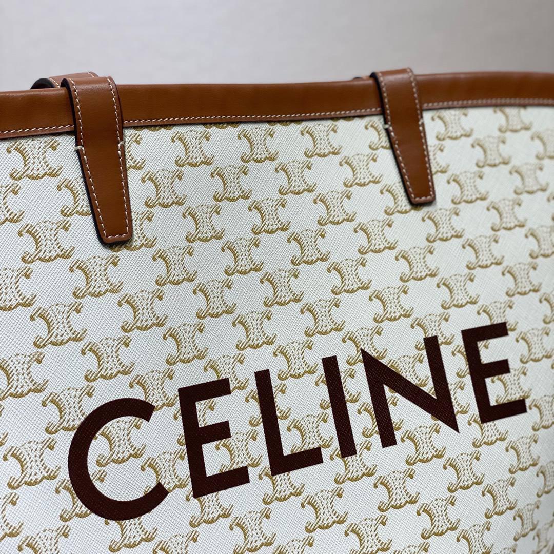 🔥大货实拍图 𝗖𝗘𝗟𝗜𝗡𝗘 ♥ 𝗧𝗥𝗜𝗢𝗠𝗣𝗛𝗘 𝗖𝗔𝗕𝗔𝗦 𝗖𝗢𝗨𝗙𝗙𝗜𝗡 新款米色老花，搭配棕小牛皮和棕色logo，扇形的设计整个包法式随性休闲风情中带一丝优雅💃型号：196262 尺寸：67*30*19cm