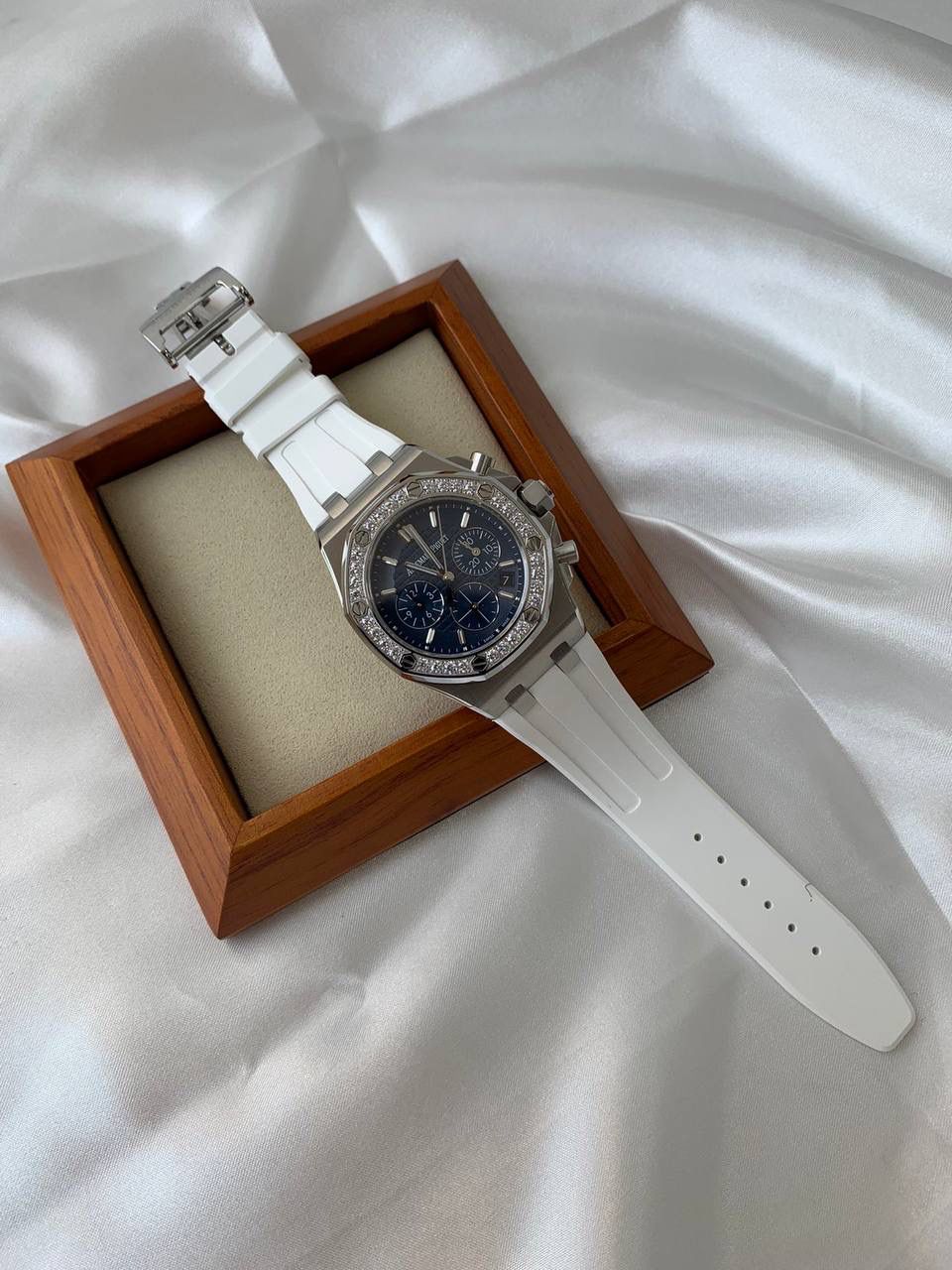 爱彼女款、小红书爆款，喜欢大表盘的女生、必备款，表盘37MM、蓝宝石防刮花玻璃，316精钢表壳、纯手工镶嵌32颗莫桑钻、搭配瑞士多功能石英机芯精准走时，表带采用进口橡胶工艺，佩戴舒适不过敏、折叠扣设计，佩戴便捷，数量有限，先到先得，多种色系，穿搭任选！