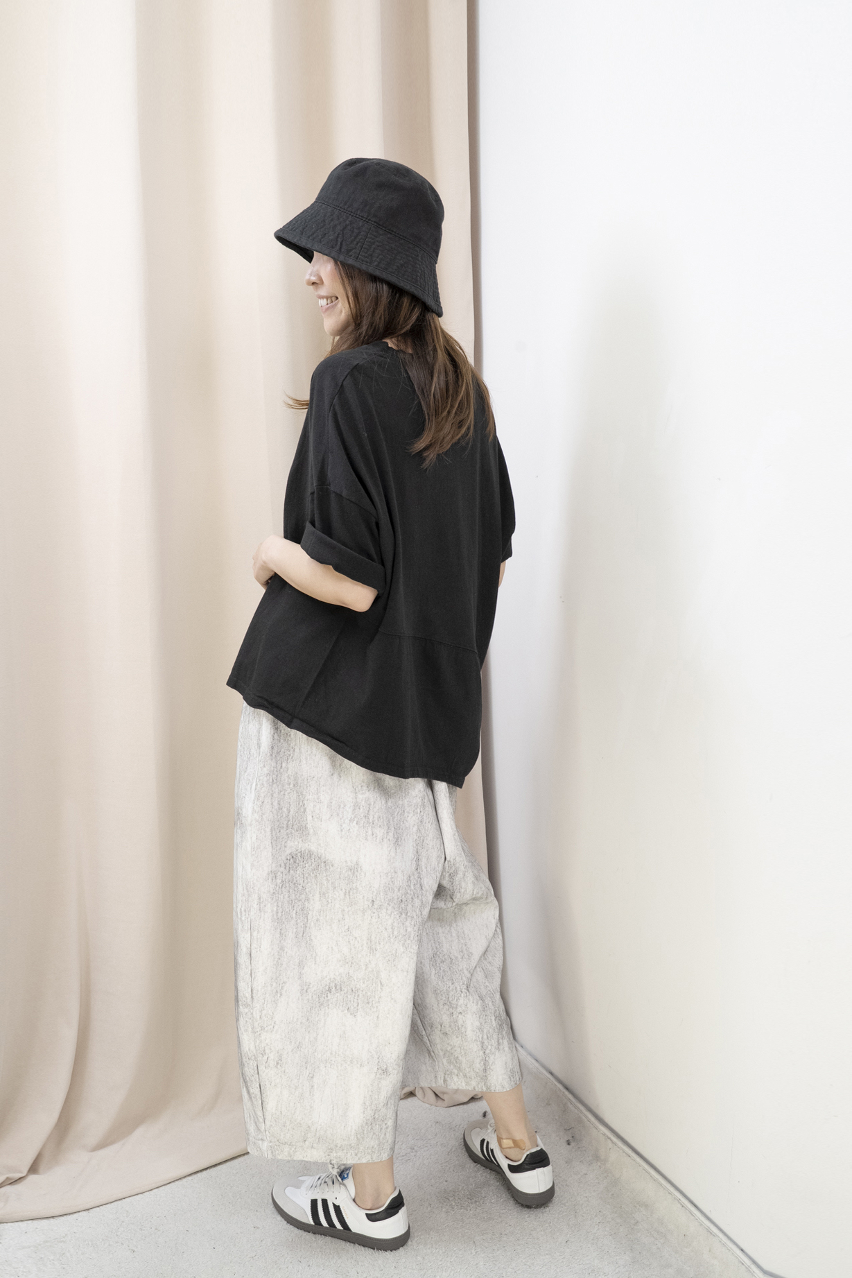 斜腳造型棉質休閒Top（黑色）
