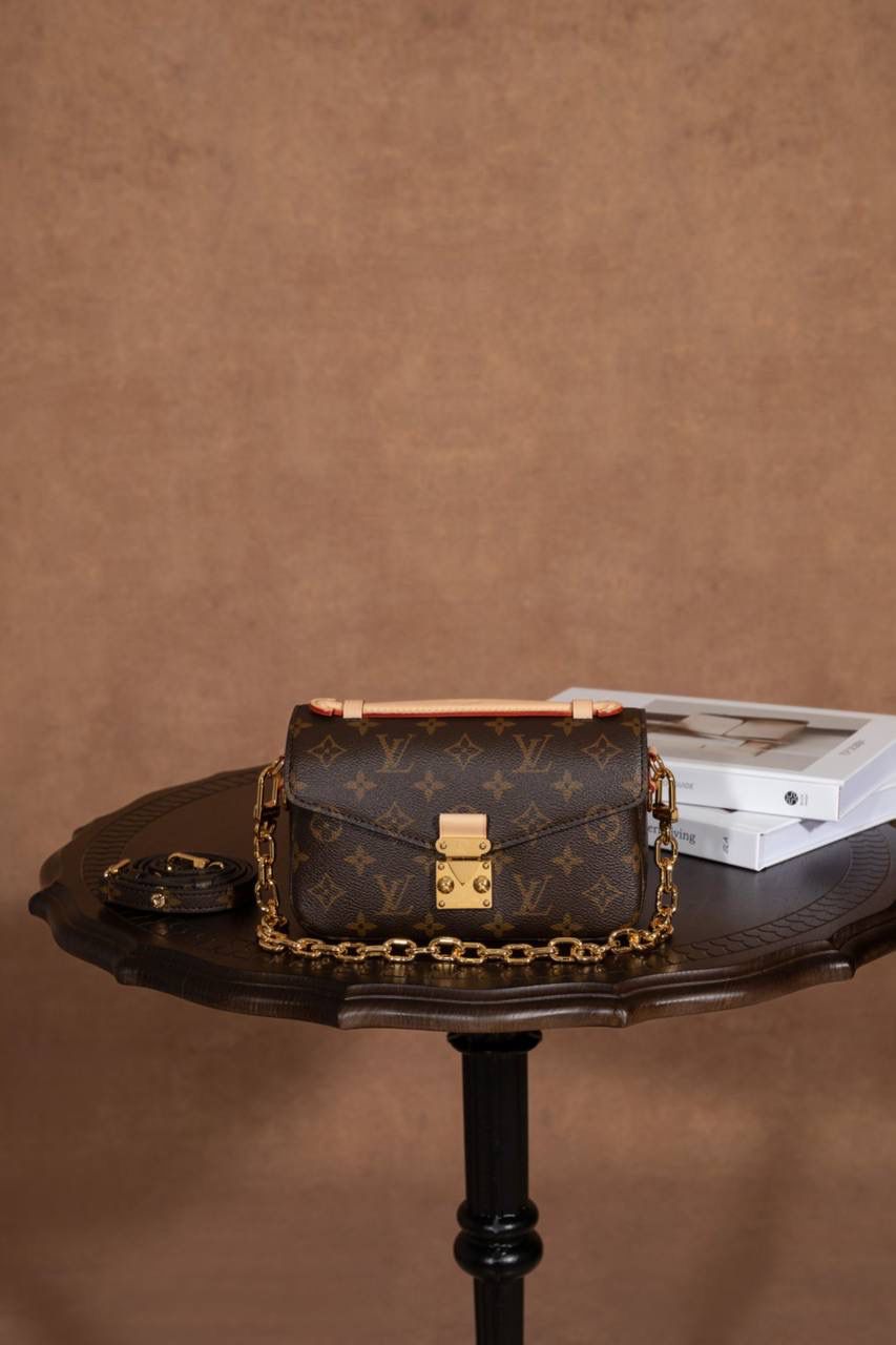 LV小邮差🎀 尺寸 21.5 × 13.5 × 6cm，小小一只很精致～Mini 小邮差设计，经典中带点新鲜感。链条是可以拆的，很灵活： 👉 装链条就变腋下包，复古感满满 👉 老花肩带可以调节，肩背、斜挎都 OK 👉 肩带随你换，怎么搭都好看 👜 包包本身很轻，背久也不会累～里面还有隔层设计，东西好放又整齐，用起来真的很舒服 👍 这一款真的是新款里的黑马，大爆款预定，强烈推荐啦 💕 选LV这只包，日常出门直接帮你加分，怎么背都很有型 😍