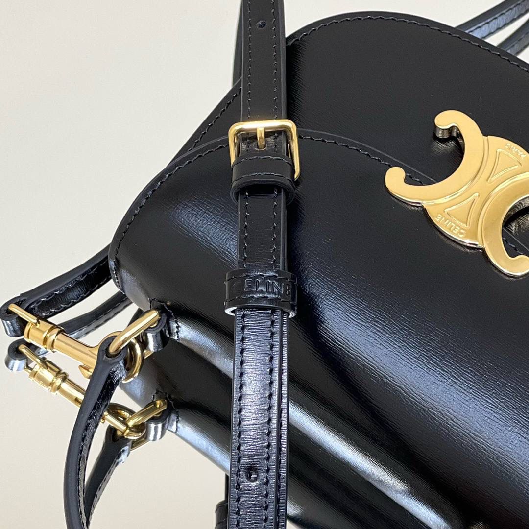 🔥大货实拍图 𝗖𝗘𝗟𝗜𝗡𝗘 ♥ 𝗕𝗘𝗦𝗔𝗖𝗘 𝗧𝗥𝗜𝗢𝗠𝗣𝗛𝗘手提马鞍 型号：10L063 尺寸：15.5*11.5*5cm