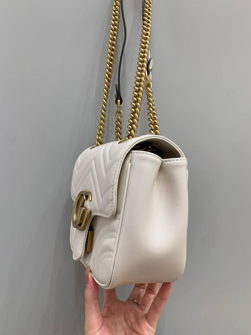 新背景实拍正品级 。Gucc1 marmont方胖子(原皮白色)💕🤩 方胖子这名字真的太适合他本尊了，真的是胖墩墩的贼可爱，皮料质感也是贼好，版型跟之前经典款的有点差别，做法也不一样，所以出来的手感也相差蛮大的，这款的手感版型跟他名字一样，就是个胖子，皮料弹性很大，就是专柜的味道！！ 型号739682 尺寸18/15/8cm