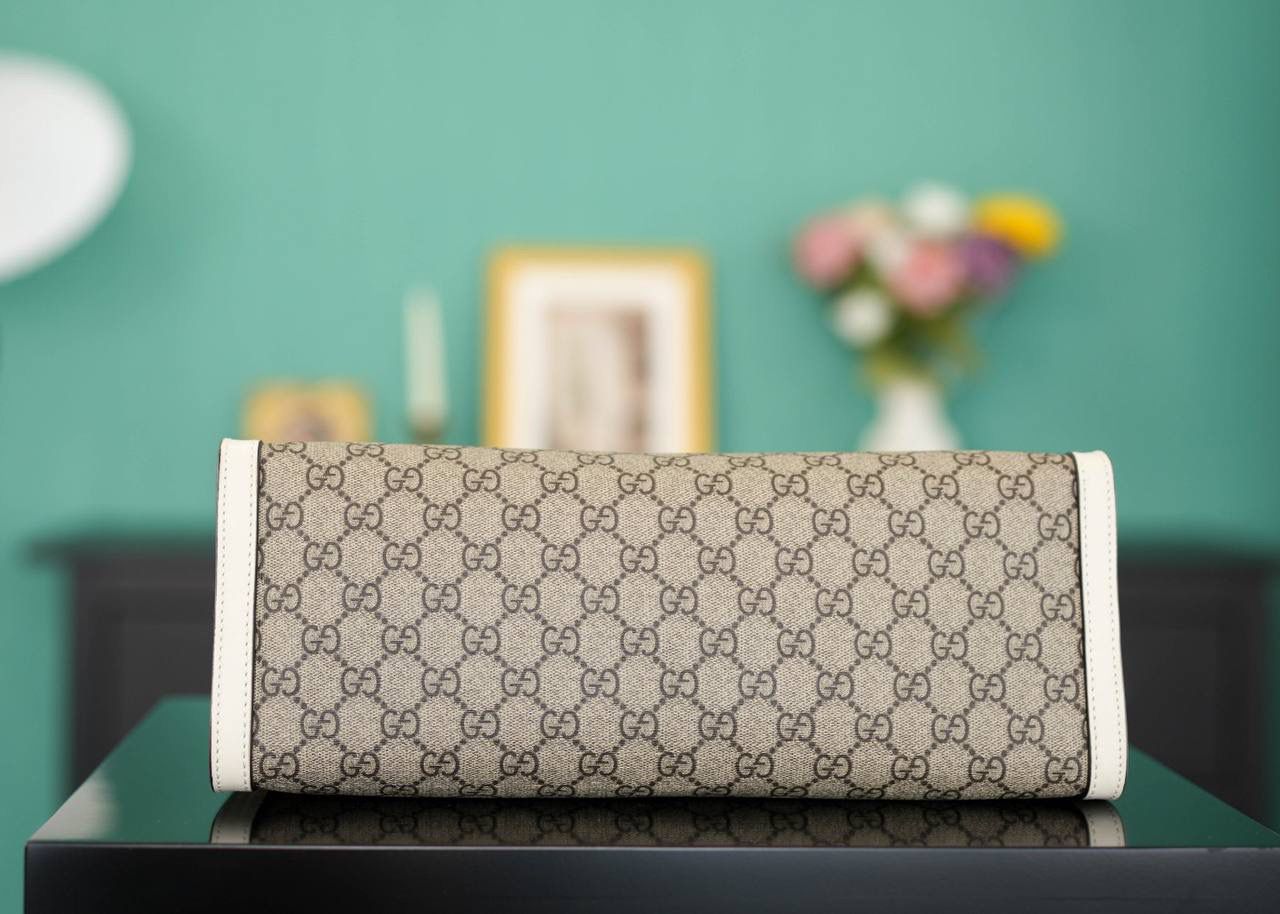 🥯Padlock系列GG中号肩背包 老花白 35cm 休闲、随意、有范 且非常大牌的款真的非Padlock这款购物袋不可 这个尺寸比较通勤风一些，大容量 包身轻便，非常适合上班族！ 官方款号 479197 尺寸：35x23.5x14cm