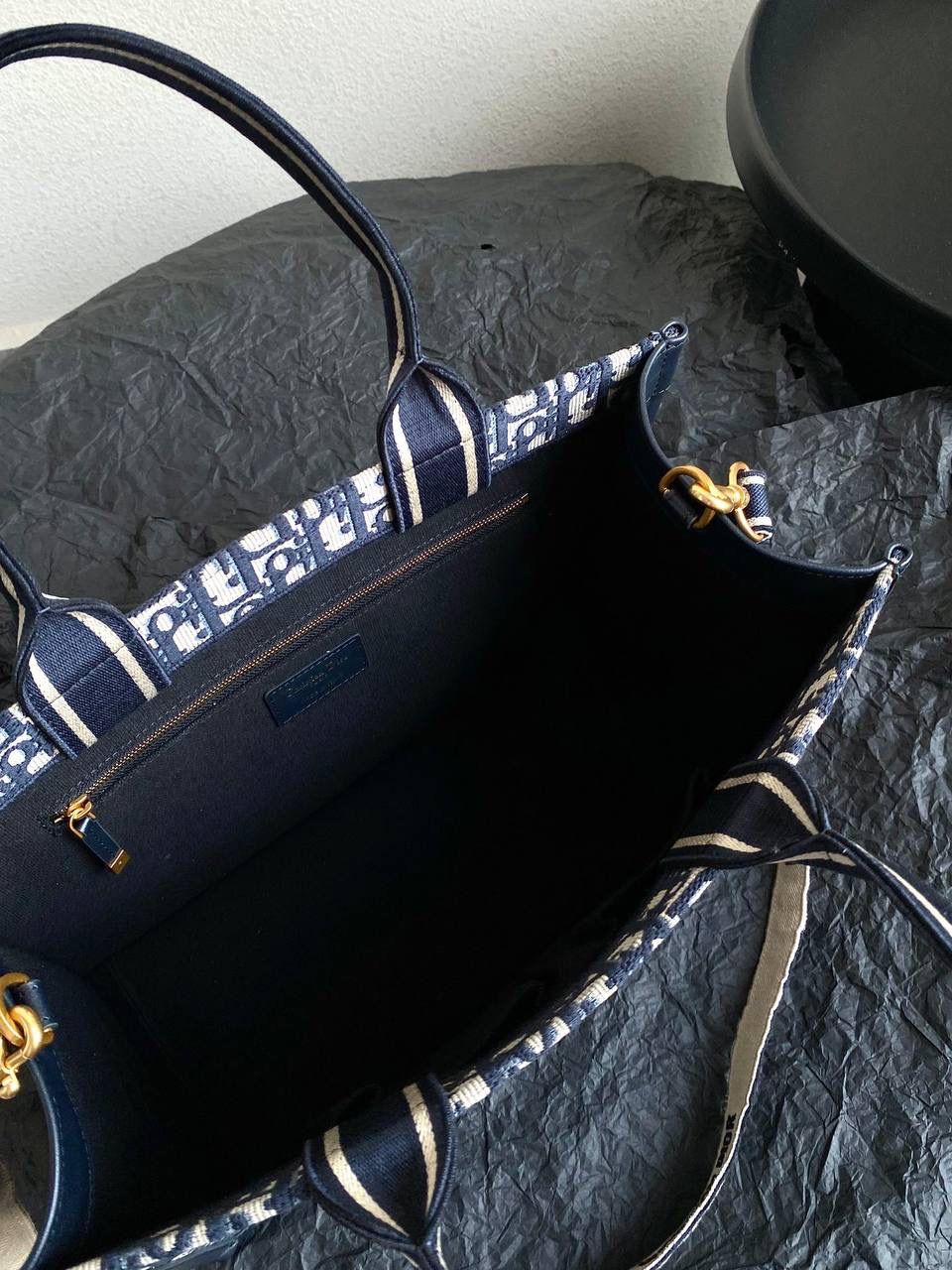 🈶老花蓝，新版中号 𝗗𝗜𝗢𝗥 𝗯𝗼𝗼𝗸 𝘁𝗼𝘁𝗲24早春新款 不得不说，D家确实好会玩啊 可以背的托特来了！简直不要太棒 在最最最经典的托特上又衍生爆款了❤️‍🔥😍 越来越多人爱背大包真正的无性别之分 不管手拎斜挎，通勤健身出差毫无压力 整体有型不会塌，恨不得天天背 大包爱好者可以闭眼收了！！ 36×16×27cm