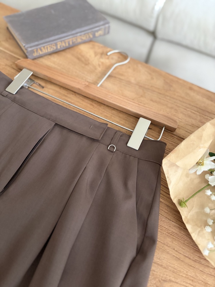 [極薄!] Strap Detail Pleated Pants (Brown)