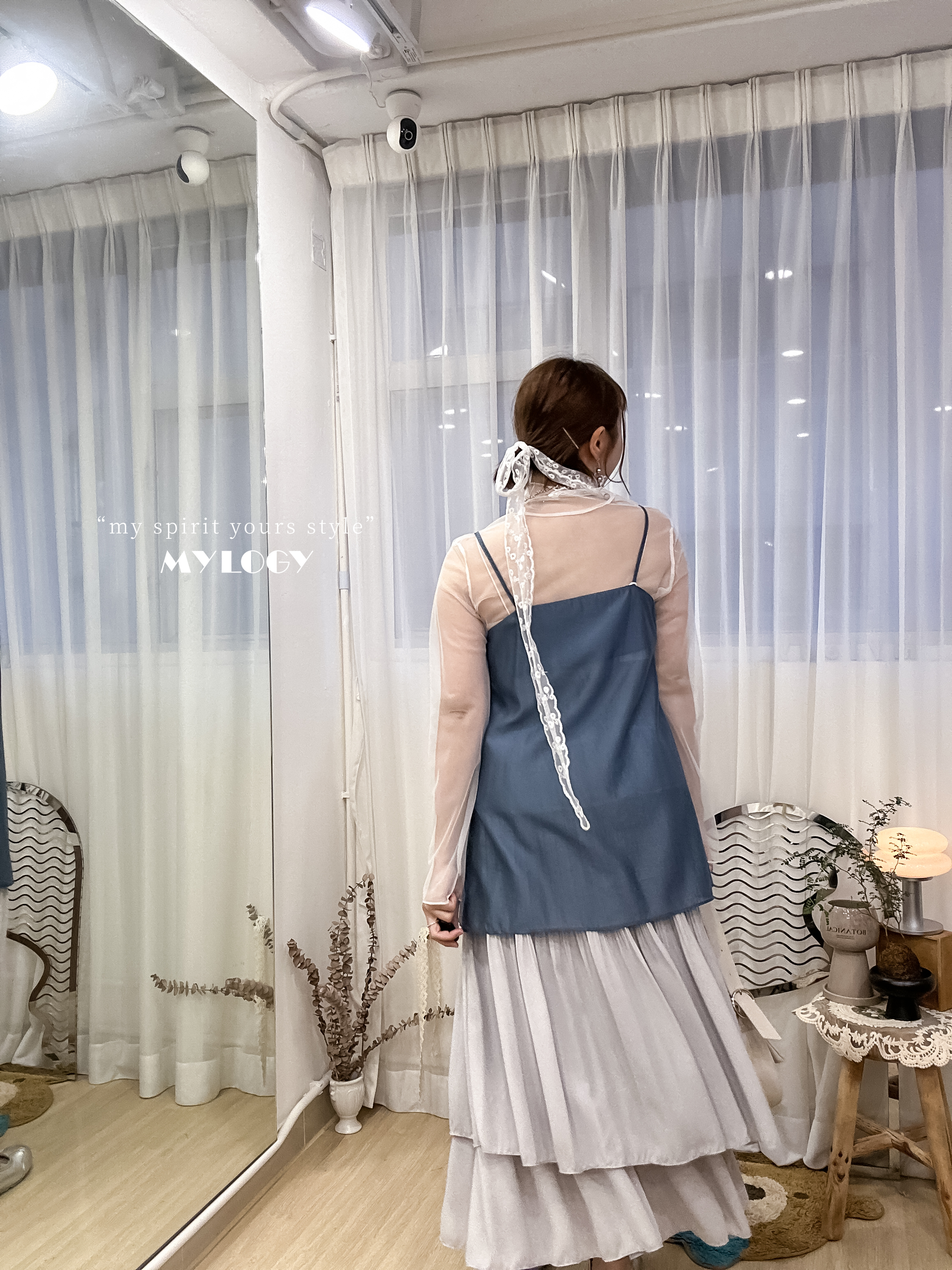 視覺也低幾℃～薄料文藝感V領外搭背心 UN0001