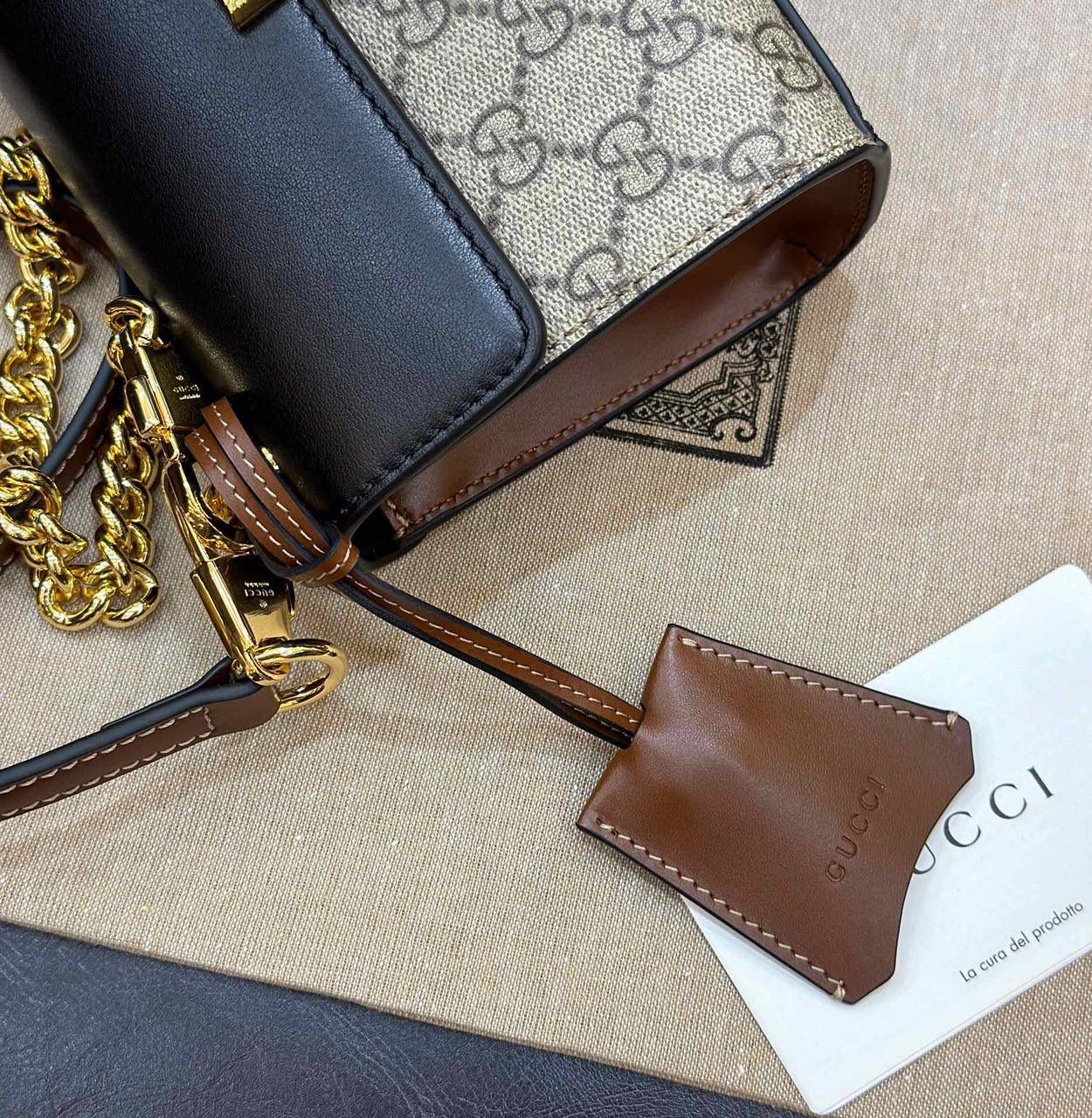 🔥𝐏𝐚𝐝𝐥𝐨𝐜𝐤 月光宝盒# ▫型号：735103 ▫️尺寸：22*11.5*7.5cm 👑经典之王𝙥𝙖𝙙𝙡𝙤𝙘𝙠又出新成员啦，标志性的小锁扣作为主打，保留了原样貌的设计‼️采用原厂黑棕牛皮➕G花面料 三合一的色彩尽显小女人气质的一款包。横版内存空间更大、各自好用、单肩/手挽/斜挎等。钢制耐磨五金，细节都源于正板打造。非常减龄哦！容量也足够日常外出必备小物件！788590