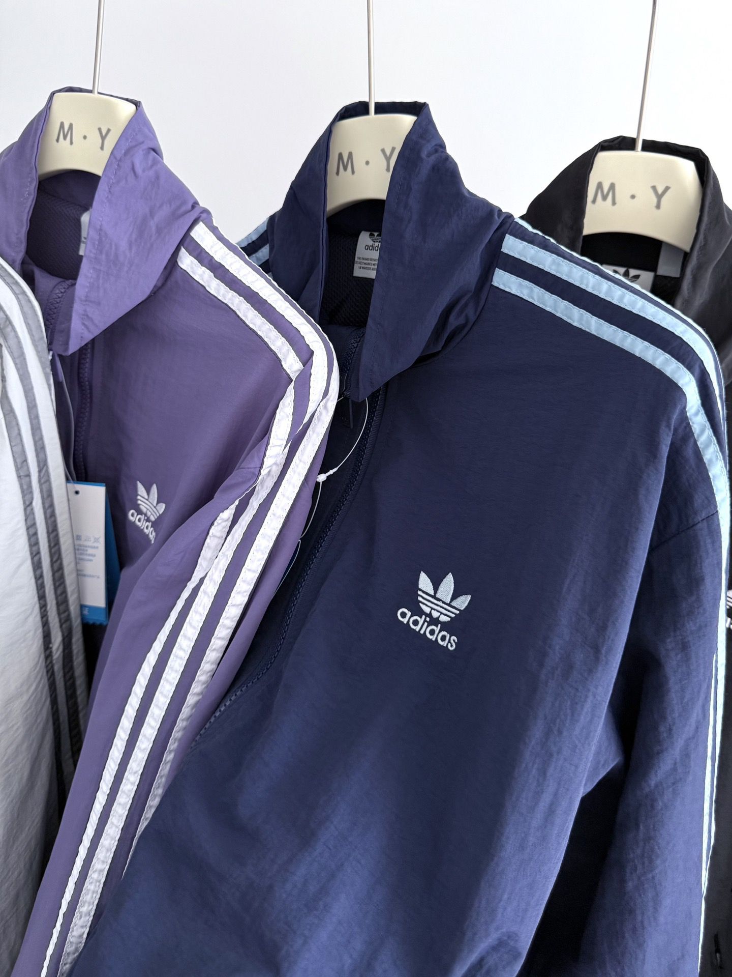 $128件。2件起$120件。Adidas韓系學院風外套