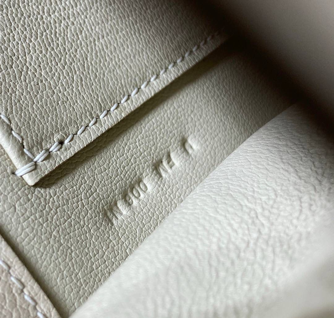 『奶昔白·金』 ‘’Kᴇʟʟʏ ᴅᴀɴsᴇ • Evercolor 🎀 时尚圈就是一个圆！ 最厉害的就是六种背法： 斜背、侧背、肩背、腰包、背包、手包 集美们一定要安排起来‼️ 22Cm