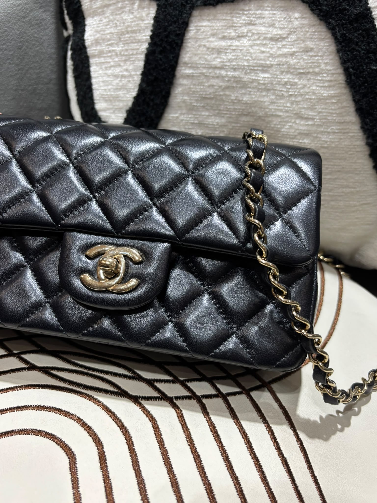 Chanel mini flap bag A69900 20cm classic flap 黑色羊皮金扣100%Authentic, 98%New ✅2025專門店收據✅晶片✅塵袋✅盒 