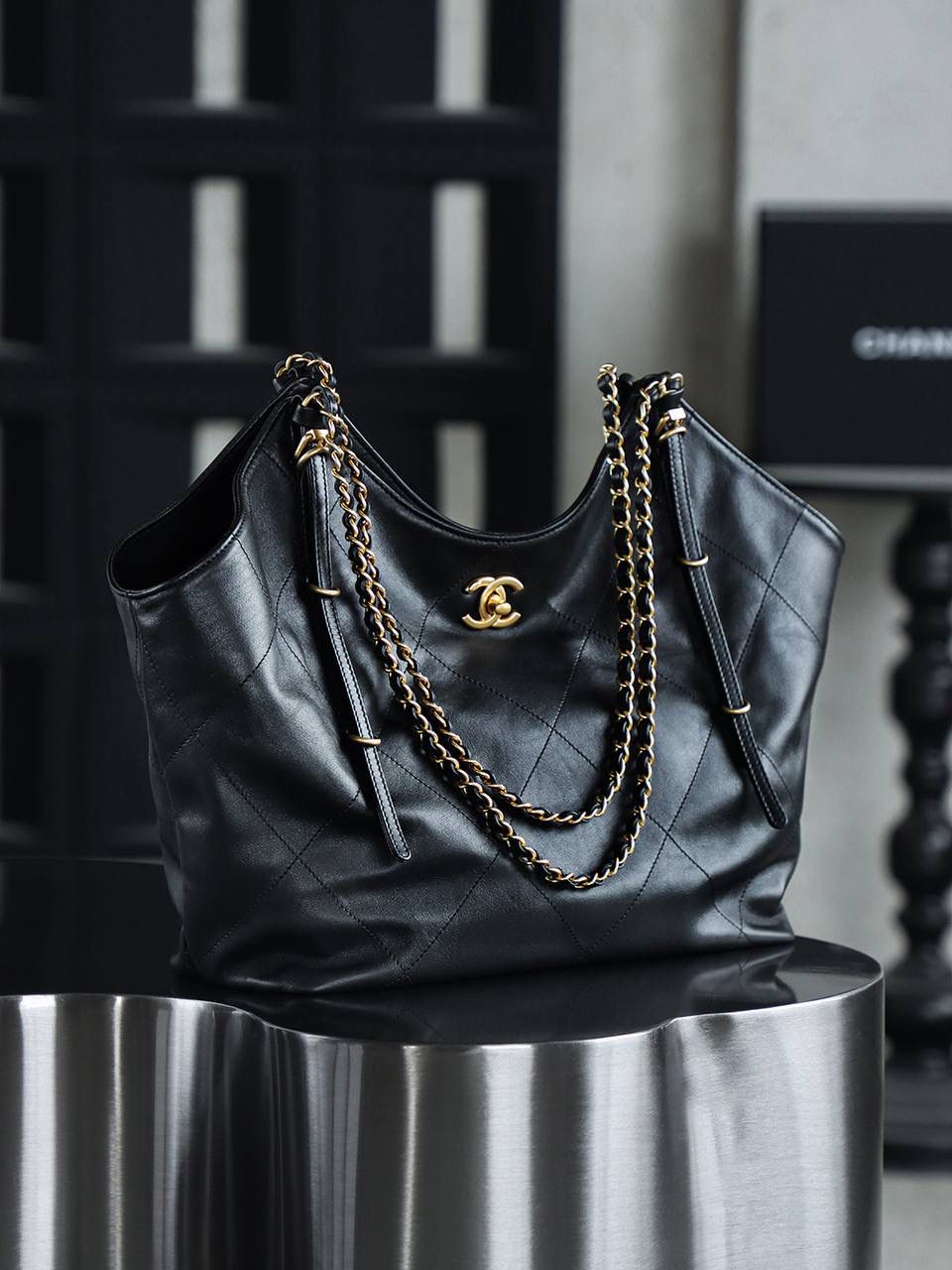 25S Tote購物袋小號鑒定版👜 一包一碼 支持全球鑒定查驗身份證原廠專G Haas皮料過關清單資料可査詢 被GD帶火的香奈兒Tote包，誰背誰時髦！ 25S秀款爆款Tote包必須安利給你們！ 這個包主打就是一個隨性灑脫的範！ 做到了男女同款，經典元素融合得恰到好處，慵懶隨性中透著復古韻味，皮質是超柔軟的小牛皮，觸感絲滑，質感拉滿！ 關鍵是，自重超輕，背起來毫無負擔！ 五金：厚镀24k复古金 皮料：Hass小牛皮 尺寸：31*47*11cm