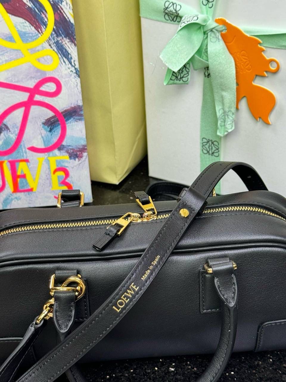 🎈𝗔𝗺𝗮𝘇𝗼𝗻𝗮 23 𝗖𝗿𝗼𝗽𝗽𝗲𝗱保龄球包 ——【杨幂同款‼️独家新品】 尺寸：𝟮𝟯-𝟏𝟏-𝟏𝟎𝗰𝗺 编码：012404 【配全套礼盒】 ❤️采用超柔纳帕小牛皮•延续标志性𝘈𝘮𝘢𝘻𝘰𝘯𝘢标识搭配小挂锁🔒作为新图标•重塑为修长法棍比例。 ❤️外部双拉链设计•搭配可调节可拆卸的长肩带•多样化背法😎容量大•小巧包型为当下时尚之追求。