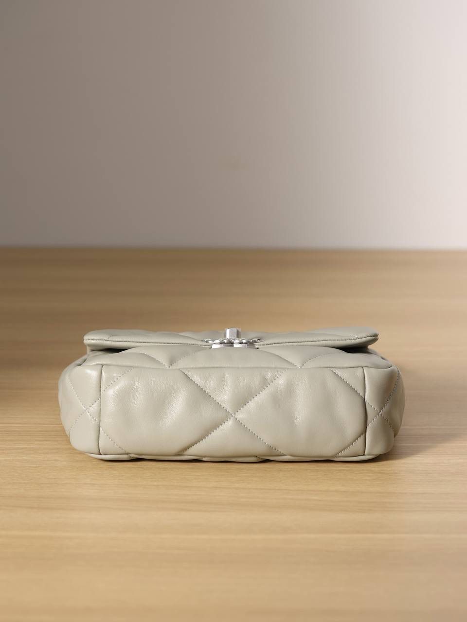 chanel 19 bag 灰色❤️‍🩹👜小号 独家渠道货 方框 原厂正品皮 小羊皮系列✨以诞生年份2019命名的小香19手袋 每针每线都是符合正品工艺 尺寸：16 x 26 x 9cm