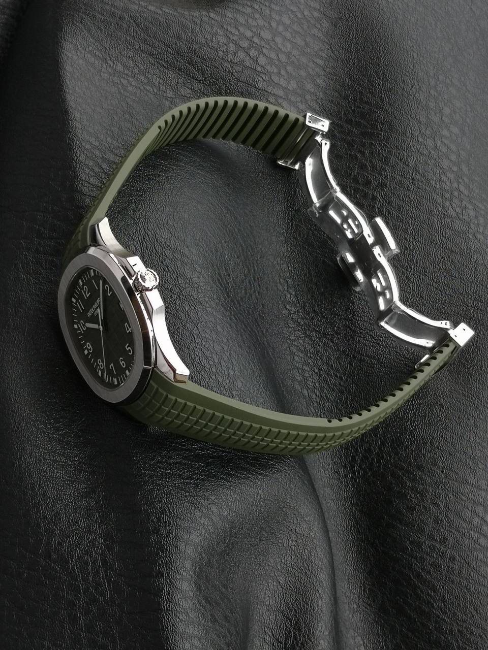 百达翡丽 5168G 配重手雷 1.壳套采用特殊材质CNC原版数据开模，整表重量和正品几乎没有区别，不同于市场普通版本上手轻飘飘，整表120克重 2.机芯选用324/330 一体开模机芯(3k同源机芯) 3.表壳尺寸42mm 厚度8.3mm(跟足原版) 4.所用配件，字面，针，胶带严格参照原版颜色开模定制，精益求精 5.表壳不锈钢 内部加重 承诺所有本厂出的配重表款绝不掉皮，掉皮无理由更换全新 6.表扣 表壳全部冲压贵金属logo 非腐蚀激光垃圾工艺！