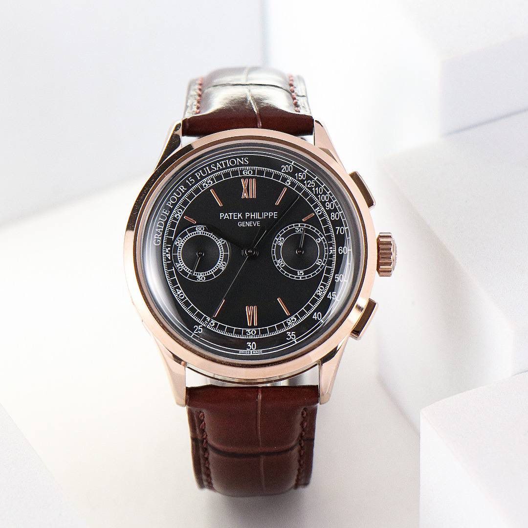 百达翡丽复杂功能时计5170G多功能腕表，堪称腕表精品当中的精品！😍✨🔥 腕表直径为42毫米，作为一款男士腕表，它的表盘大小适中。为我们奉上对称的美感，整个表盘的布局大方得体，包括了如此之多的功能的同时，又不会让人觉得繁杂。 机芯采用了7750机芯完美还原正品诸多功能，提供了强大的时间衡量功能。意大利牛皮表带，专属的灯笼扣，任何季节，任何场所，任何职业人均适合佩戴，让手腕佩戴得更舒适，让气质绽放。此款腕表具有30米防水功能，满足大众日常生活，休闲度假必备腕表。 百达翡丽5170G可以说是腕表中的精品，功能方面的巧妙构思，外观上的合理布局，以及优越的机芯性能，无一不体现出百达翡丽的独特设计，一件经典的艺术品，一件完美的收藏品。