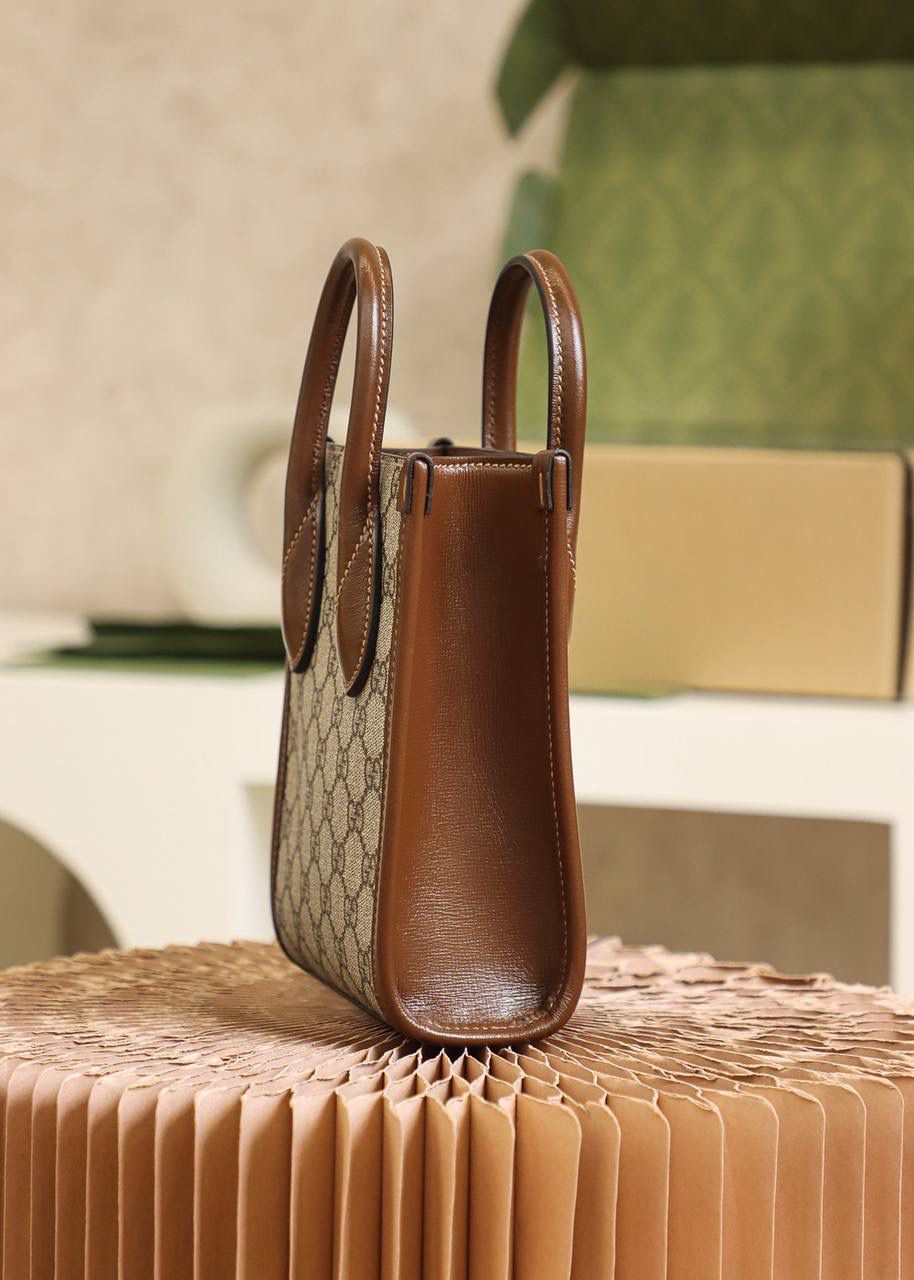 𝐓𝐨𝐭𝐞 𝐌𝐢𝐧𝐢 #671623#原厂皮☜ YY#550 ▪️尺寸：16*20*7cm▪️ 给大家推荐这个小可爱， 𝙏𝙤𝙩𝙚的造型已经成为复古风里最常见的味道， 而这款𝐓𝐨𝐭𝐞 𝐌𝐢𝐧𝐢真的巨巨巨好看， 强势复古风实力回归， 超赞的高容纳量，看似小巧而精致， 日常出街的高颜值单品，说是百搭王真的不夸张！ 🉑️调节的肩带设计， 手拧，肩背，斜挎都非常🉑️ 怎么美怎么来‼️