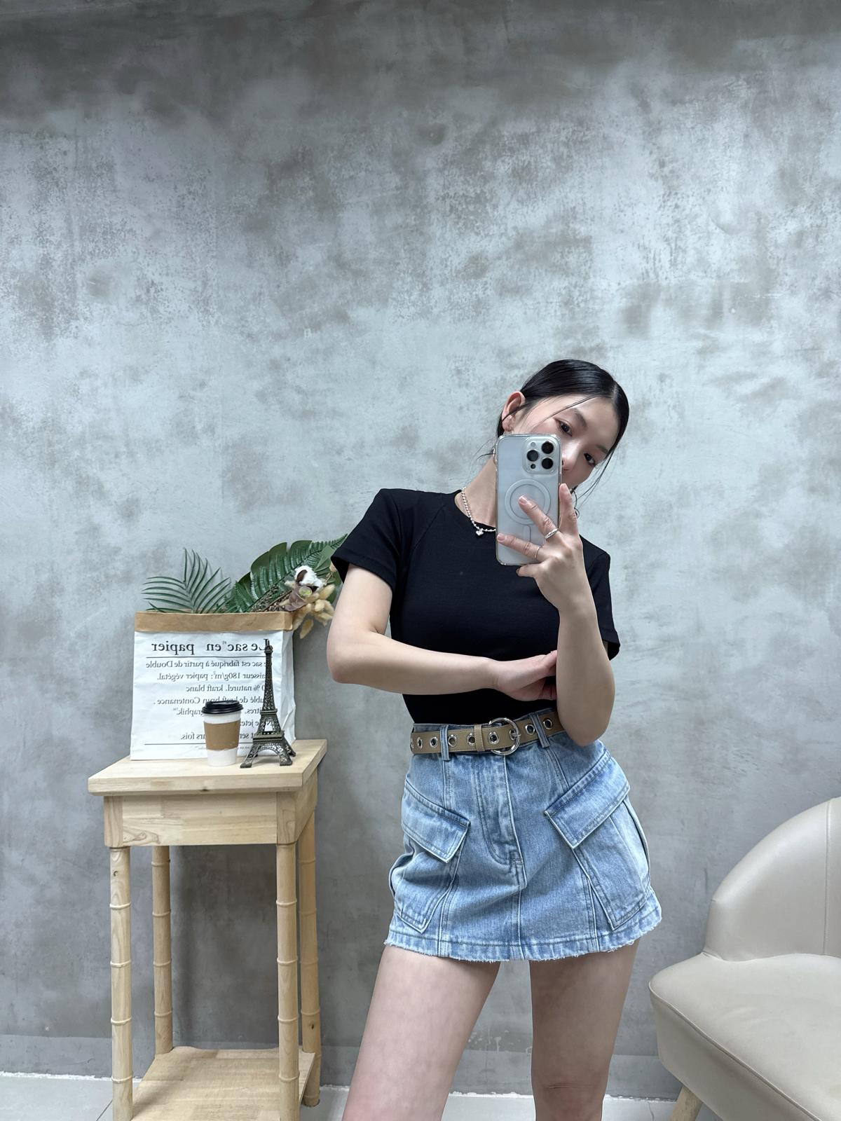 D22 後背設計凈色Tee