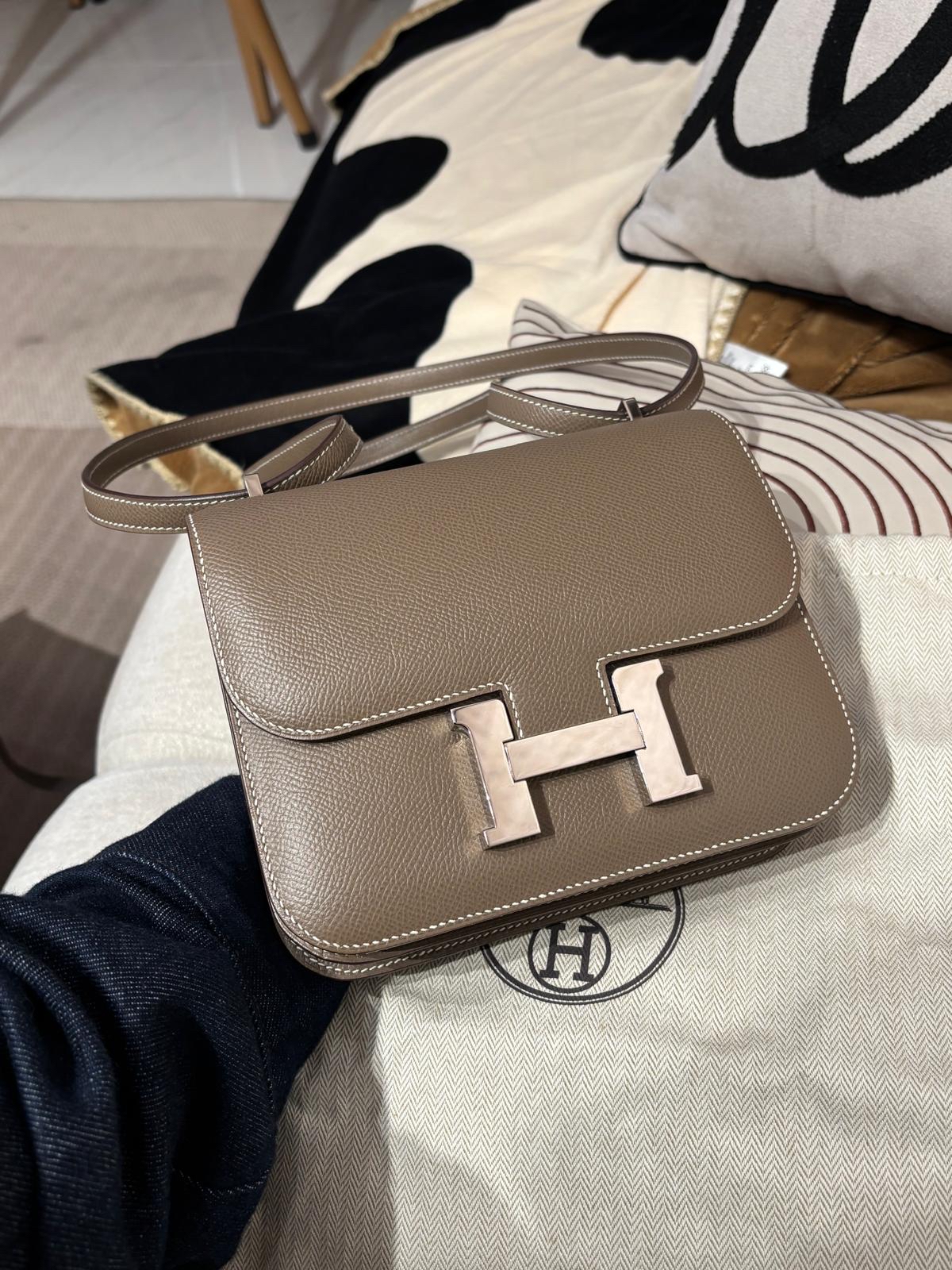 Hermes Constance mini 19 , Stamp Y 大象灰銀扣epsom 牛皮100%Authentic, 98%New ✅Dust bag ✅Box