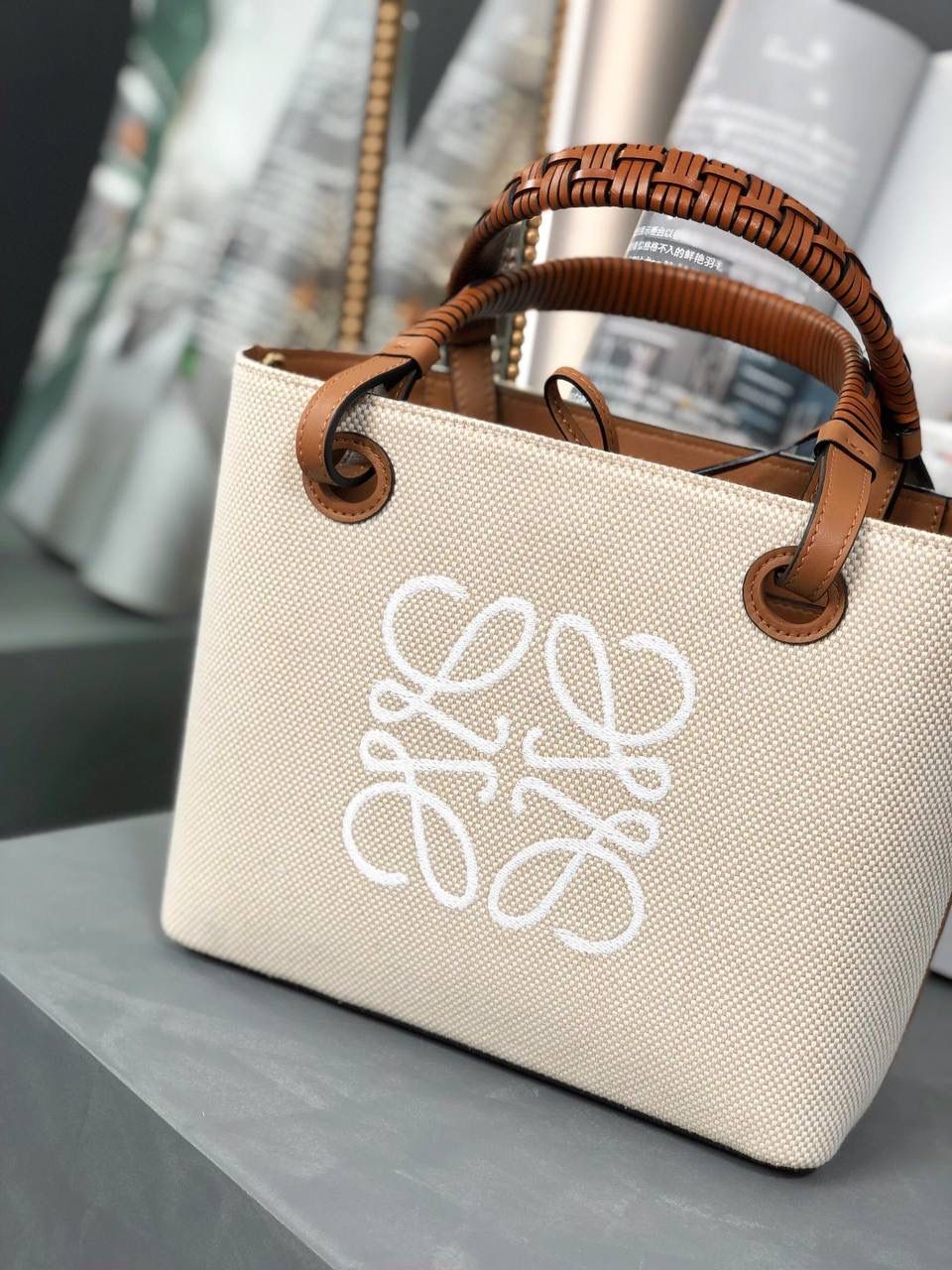 * 𝘈𝘯𝘢𝘨𝘳𝘢𝘮 𝘛𝘰𝘵𝘦 𝘔𝘪𝘯𝘪 挺阔有型的迷你小可爱.😍 尺寸：22-19.5-9cm 编码：652152 颜色：白色布配棕色皮 又出mini size啦，轻巧可爱又舒适，容量还是一样很能装，雨伞水杯轻松容纳！ 新增长肩带，还有更多背法等你解锁哦🔓