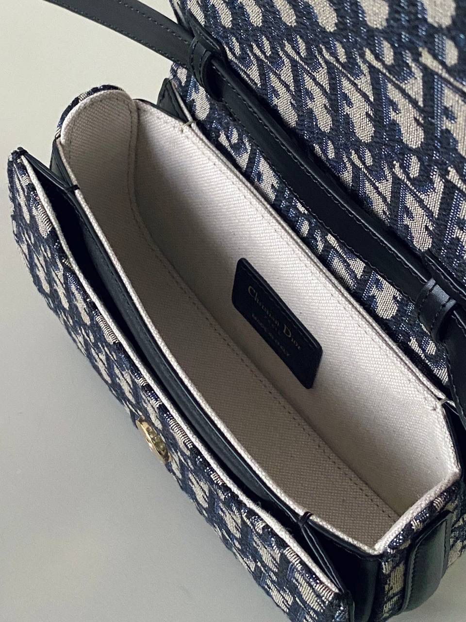 🈶 老花蓝小号 💙 Dior Top Handle 蒙田30 ✨ 蒙田系列大家都懂的啦～真的从来没有让人失望过 😍 光滑小牛皮拼老花，经典到不行，怎么背都好看 ✨ 包身圆圆鼓鼓的超可爱 🥹💕 重点是实用性也很强，容量很 OK 👍 📏 尺寸：19 × 9 × 8 cm