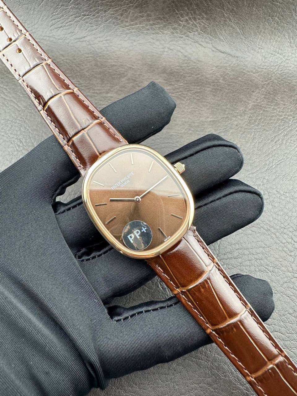 PP➕ Factory2025新品首发｜百达5738系列 68克配重版 复刻经典，更胜经典——GOLDEN ELLIPSE 黄金椭圆腕表重磅登场！ ✅ 黄金分割美学重塑：遵循1:1.6181经典比例，34.5MM×39.5MM椭圆表径搭配7.7MM纤薄厚度，复刻古典韵味与佩戴舒适度。 ✅ 316L精钢表壳：介于圆形与矩形之间的别致椭圆轮廓，还原原版线条张力，质感细腻出众。 ✅ 3D立体云贝母表盘：专属浮雕打印工艺，折射神秘深邃光泽，告别市面暗淡平庸款，上手自带高光。 ✅ 定制进口小牛皮表带：21X16尺寸对版原配，搭配同型椭圆表扣，与表壳设计遥相呼应，贴合手腕更显格调。 ✅ 9015精准机芯：走时稳定精准，兼顾实用性与耐用性，日常佩戴无压力。 PP➕不做“远观款”，只为呈现最接近原版的真实佩戴体验——从细节质感 to 上手触感，每一处都经得起近距离审视，让经典韵味在腕间完美延续！