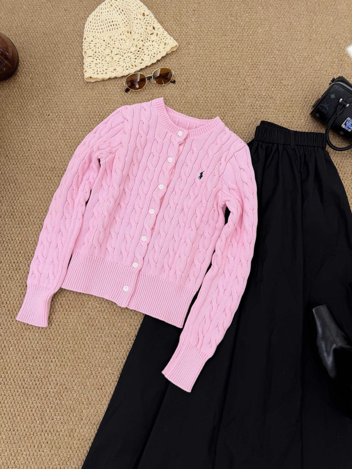 $188件。🔥 最新配色  口碑爆款‼️Ra 經典老錢風大麻花絞花針織開襟衫