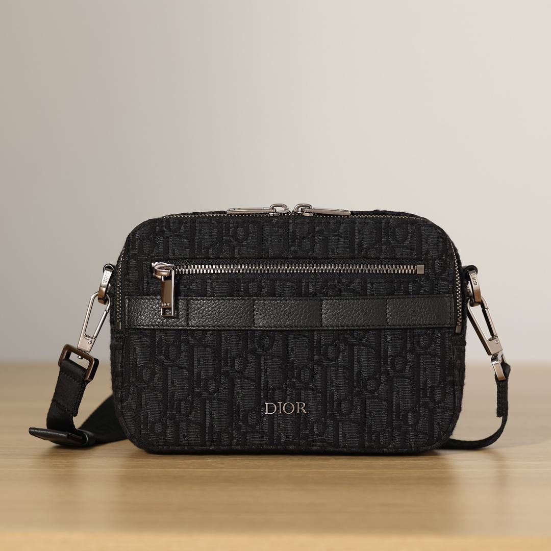 Safari 信使包(附肩带)👜✨ 黑色 Oblique 印花 尺寸:22x15x6厘米(长x高x宽) 可收纳一台iPad mini 这款 Safari信使包实用小巧，便于日常携带。🥰 采用黑色 Obl ique 印花面料精心制作，饰以黑色粒面牛皮革细节。 拉链隔层和正面口袋可收纳各种日常用品，搭配可调节的Christi an Dior 肩带，可肩背或斜挎。