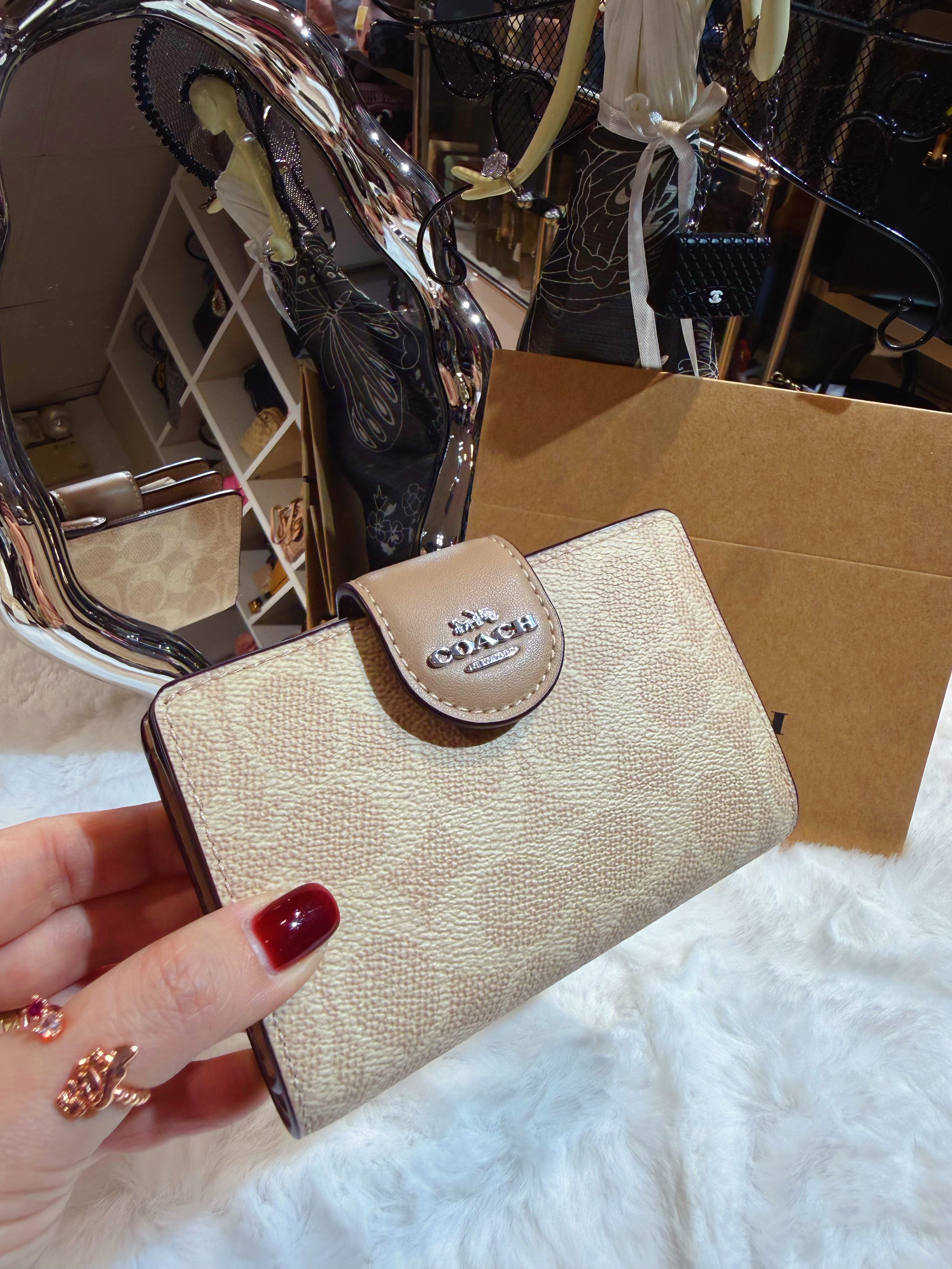 Coach medium wallet beige/m