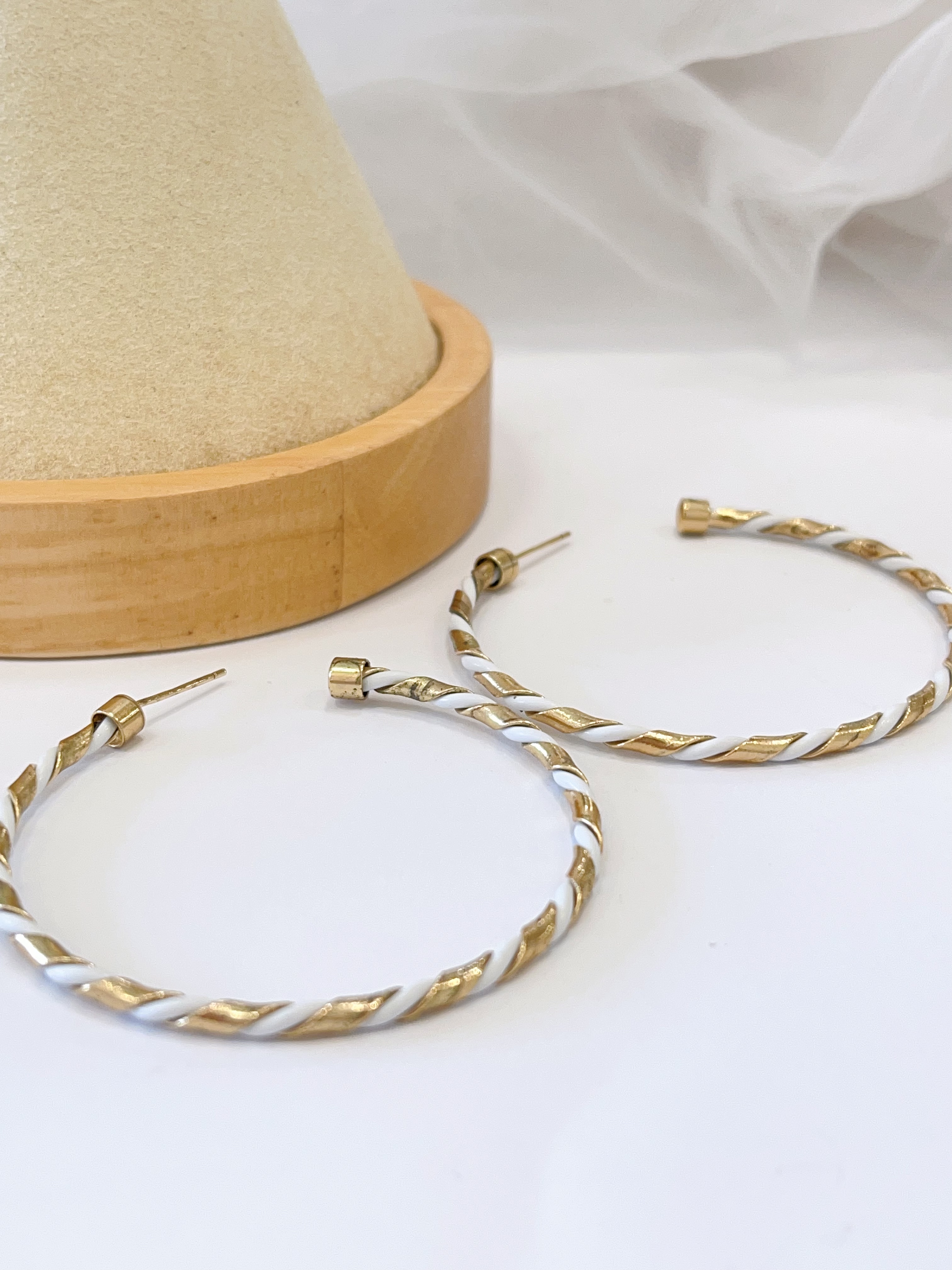 金白双色麻花C字耳环