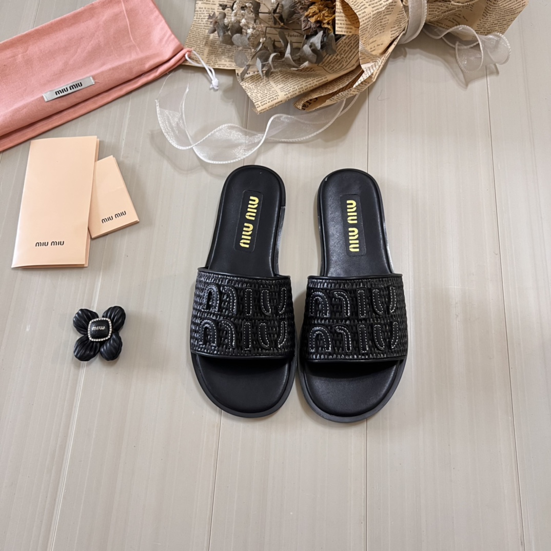 $295對。2包選擇​🎀 Miu Miu 2026 初夏限定：編織平底拖鞋