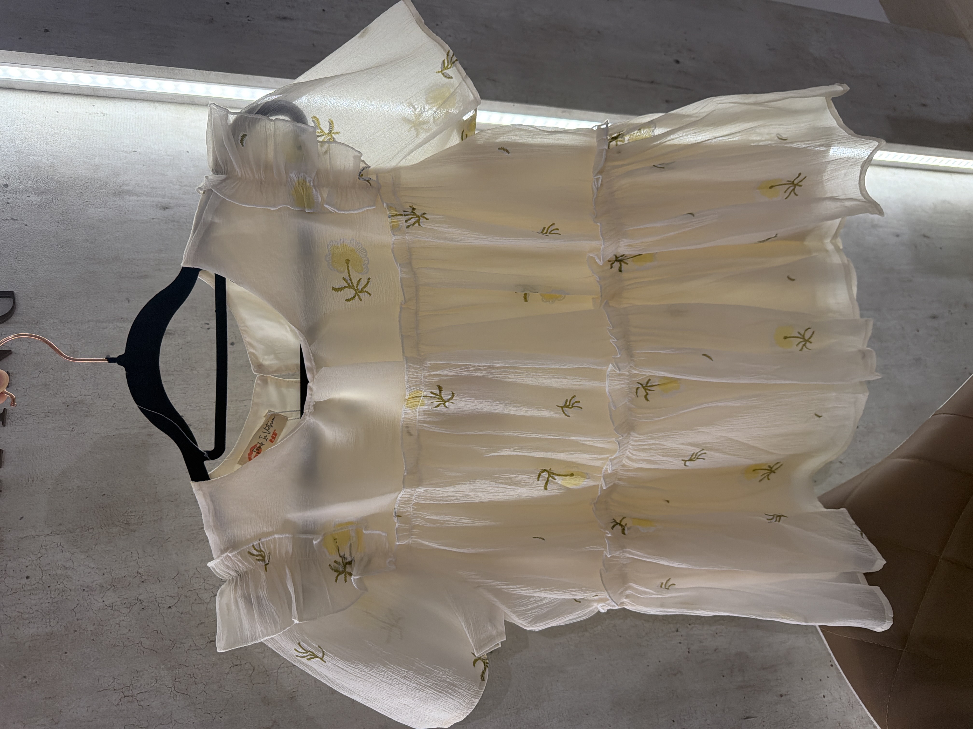 花卉刺繡荷葉邊襯衫