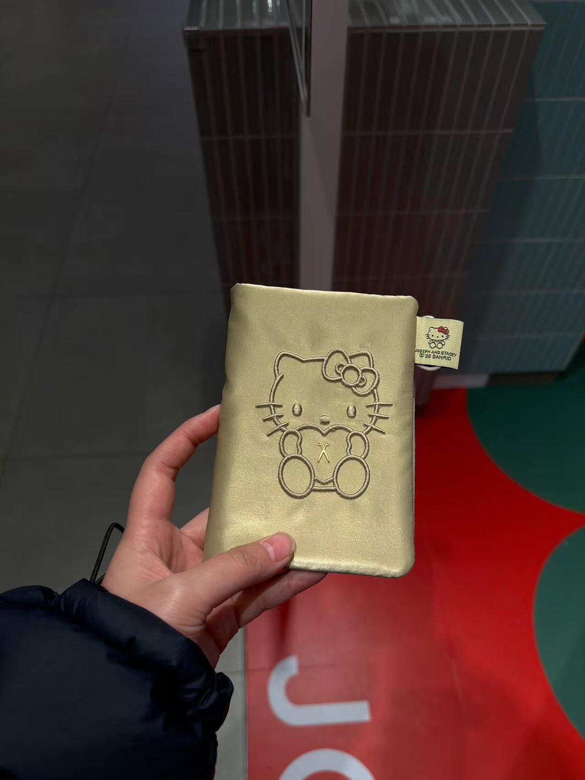 🇰🇷JOSEPH & Hello Kitty 聯名 Passport Case首爾限定 金色 紅色 聖誕後到貨🙏🏻