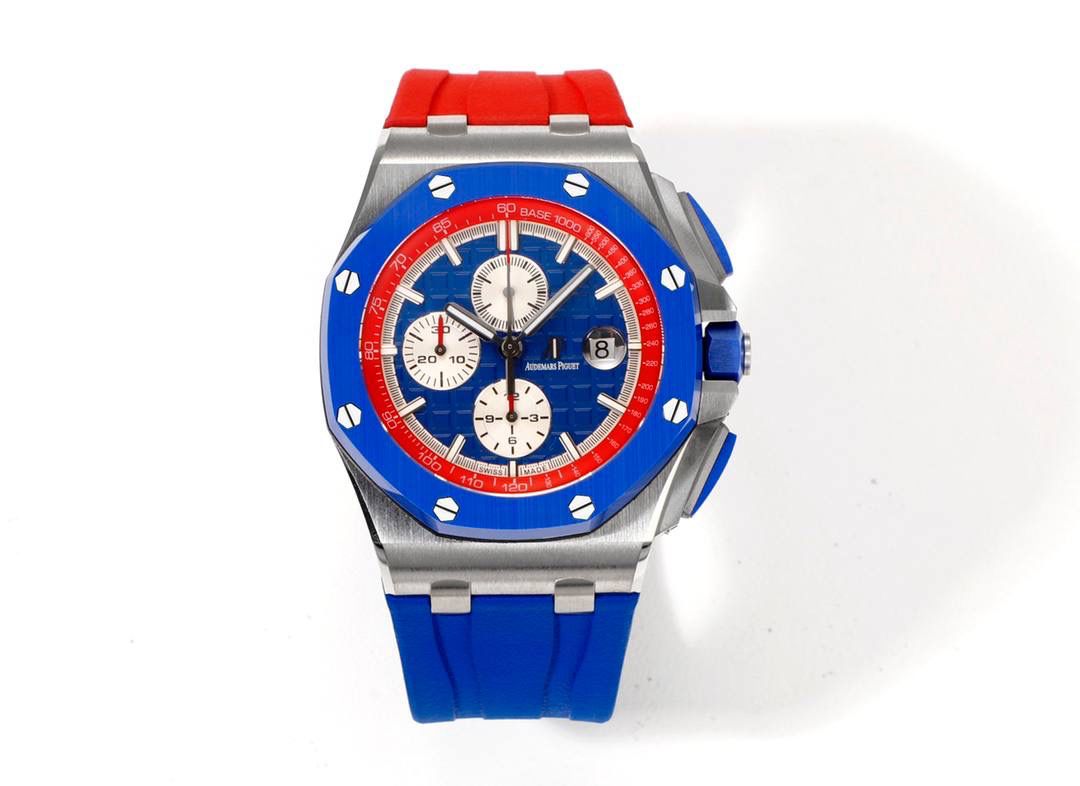 表盘以爱彼经典的大格纹为背景，一个个层次分明的方格排列，经过完美的打磨，将尽善尽美体现得淋漓尽致。三点位的日历表盘，在蓝宝石玻璃凹透镜的作用下，TPE扩大效果与原版一般无二。每一根大小表针，无论从各个角度来看都没有出现毛刺现象，这一点解决了大部分强迫症表友一直存在的烦恼！刻度与表针中间部位都采用瑞士进口夜光粉，每一个个体都做到手工填充，均匀饱满度是机器填充远远比拟不了的，亮度与发光颜色与原版几乎一致！机芯方面采用7750改3126的计时机芯，十二位的小秒，六点位和九点位的12小时计时与30分钟计时，完美的还原了原版的所有功能，经过JJF团队的精密打磨，大大提升了7750基础机芯的稳定性，缓解了一直以来计时机芯款式空有其表的尴尬现象！做到无可挑剔，堪称天花板级别，欢迎广大表友品鉴！💯🔥