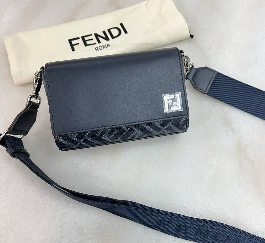 現貨🍒 Fendi 男裝 深藍色拼皮斜揹袋 Size 17.5x11x6cm