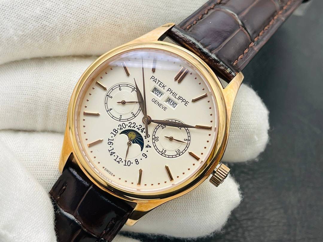百达翡丽古典超级复杂多功能 万年历功能腕表 团队历时两年多精心设计，不计成本，敢为人先，力求完美，克服重重难关，突破多层技术瓶颈： 1⃣️机芯型号为定制版机芯，质量稳定！ 2⃣️表带为经典意大利小牛皮表带，纹路清晰，质感好。搭配圈市面最顶级的百达灯笼表扣，通用原装无压力。 3⃣️优雅的Calatrava雕花表壳极具个性，42毫米的表径适配大众男性手寸，与专柜一致，非常商务可亦休闲。