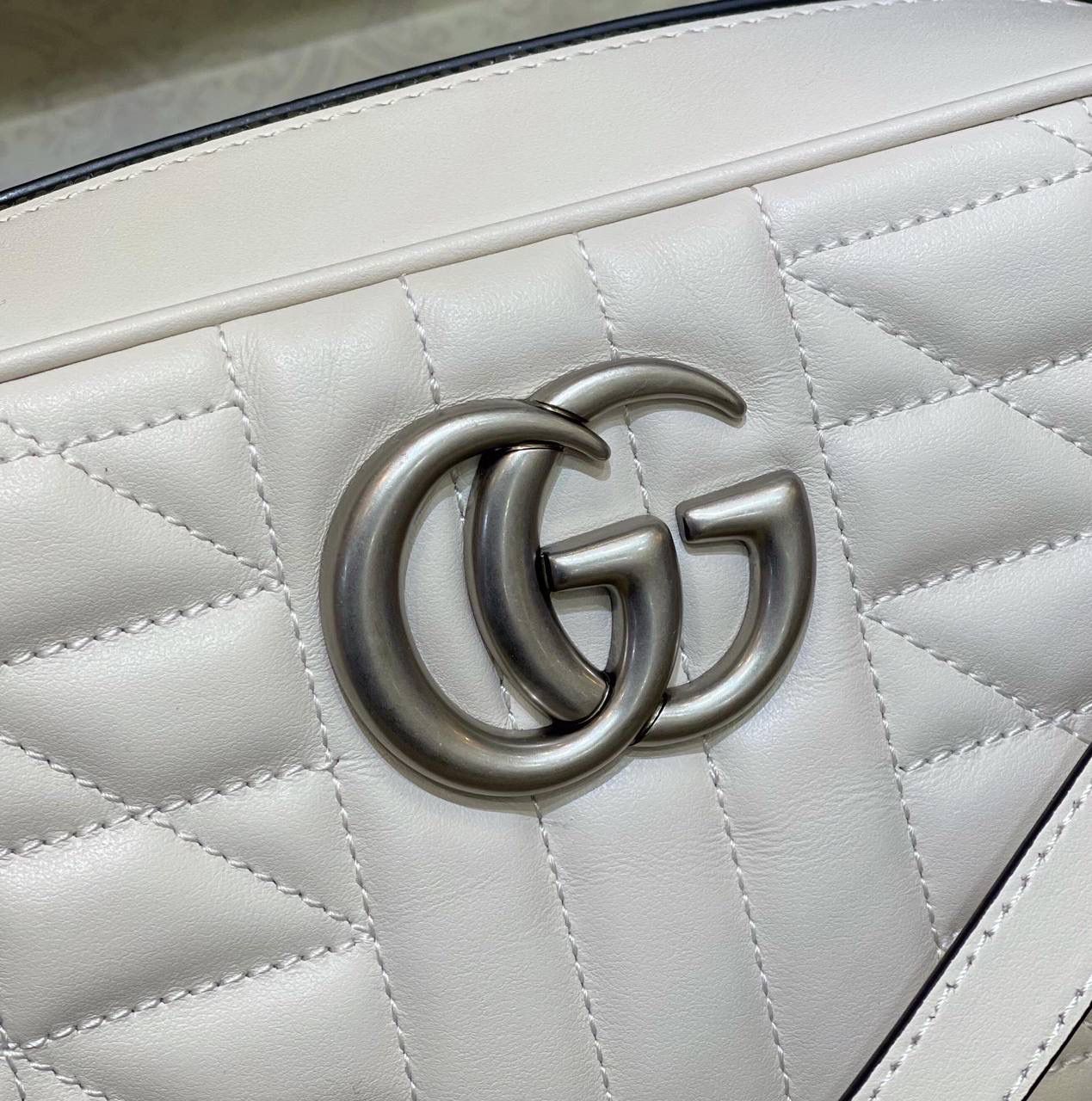 ✈️✈️✈️ 🔥𝐌𝐚𝐫𝐦𝐨𝐧𝐭菱格原厂皮# ▫️型号447632 ▫️尺寸 24*14*8cm 全新经典款相机包 ，整个包身下血本都用了原厂牛皮❗️最基础的包型.立体棱格绣花在灯光下让整个包活跃了起来，肩带可调节上身太好驾驭 不挑身高，也是全球打人必备的百搭单品！