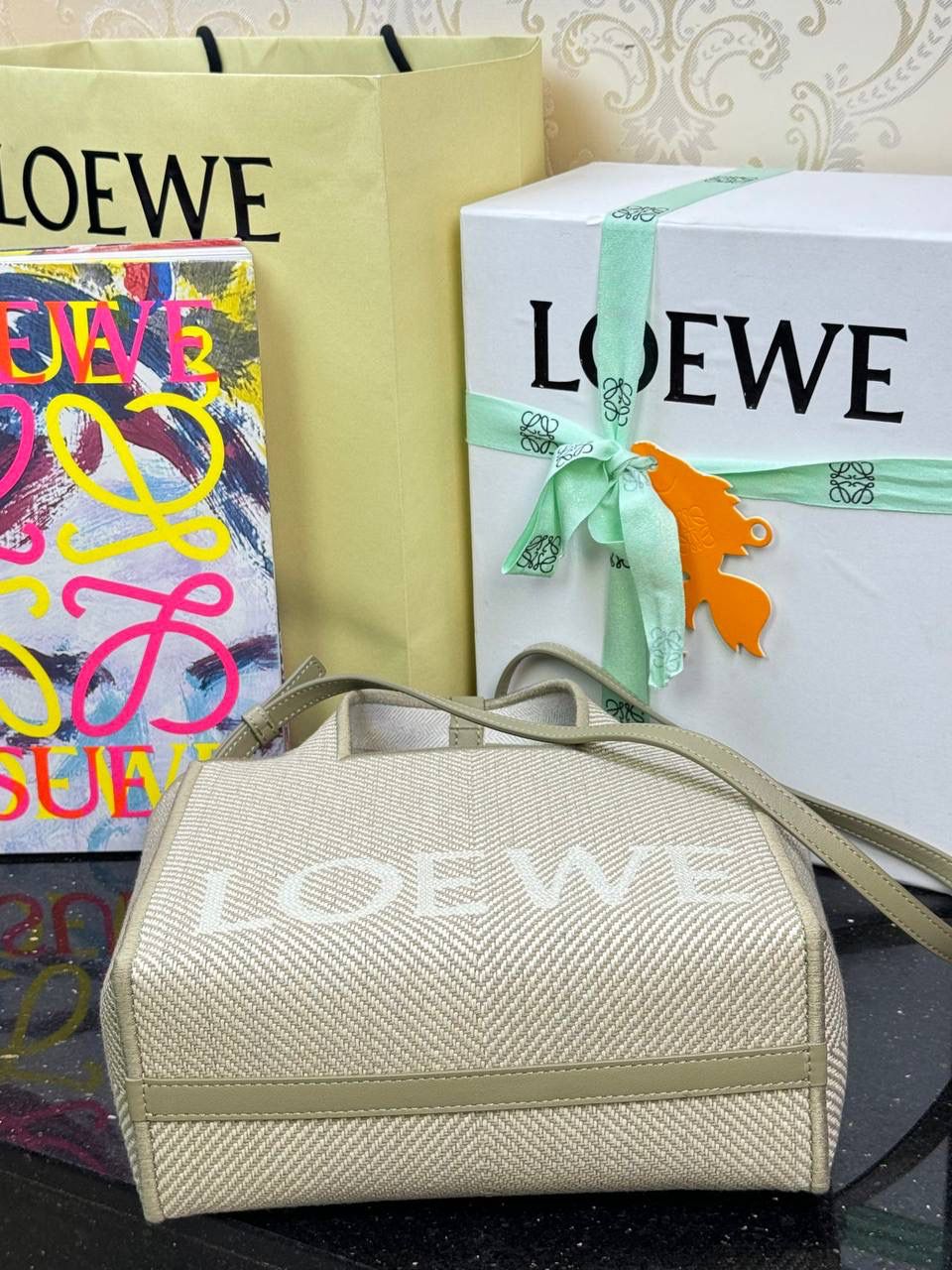 𝗛𝗮𝗺𝗺𝗼𝗰𝗸 𝗵𝗼𝗯𝗼拉菲草/配皮 尺寸：𝟮𝟴-𝟭𝟳-𝟵.𝟱𝗰𝗺 编码：263317 全新𝗛𝗼𝗯𝗼吊床包造型设计、采用进口拉菲草手工编织而成、有别于其他材料、该种拉菲草编织不仅工序复杂、而且成本高昂、环保♻️性能更好。 搭配可拆卸可调节长肩带、Anagram骰子🎲吊饰、镂空拉菲草编织、可手提、斜挎或者肩背等多样化背法、容量大、日常出行完全够用‼️