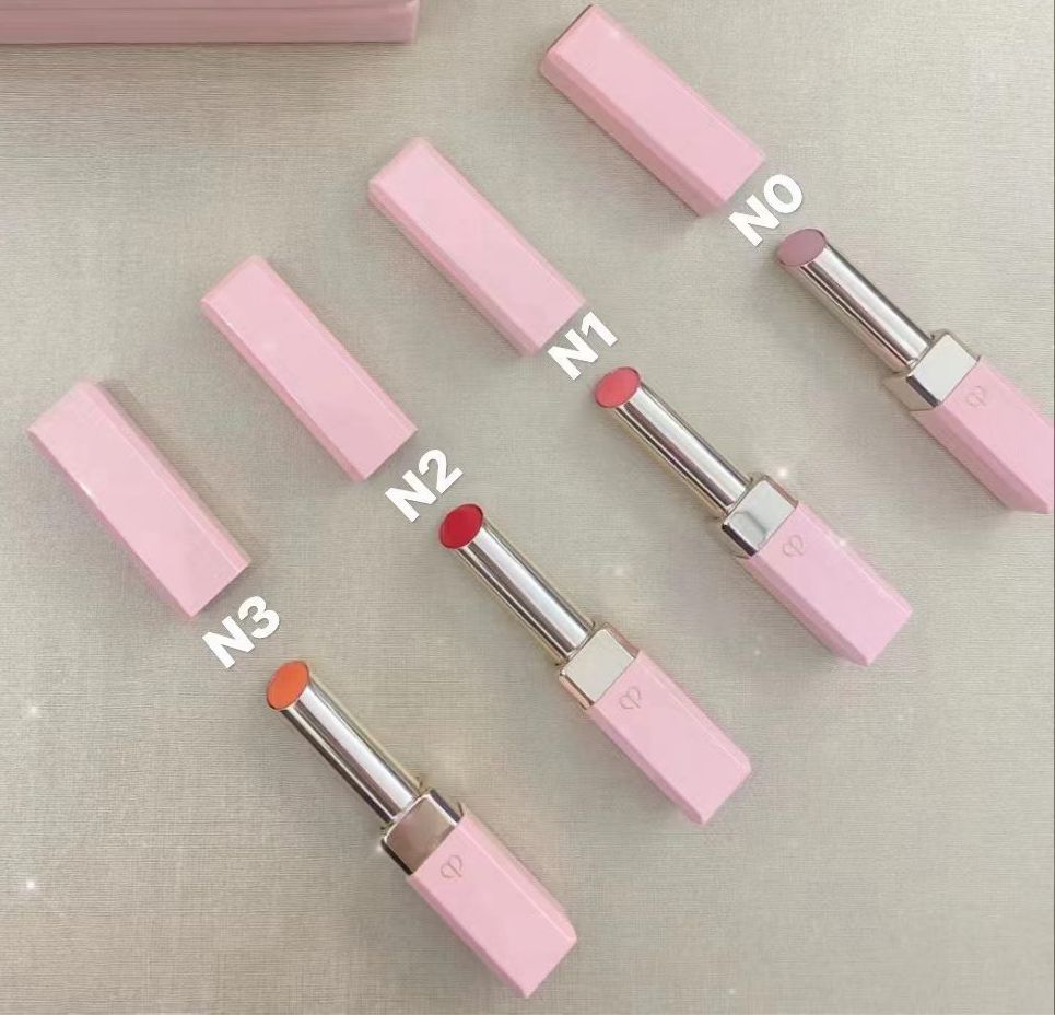 Cpb日版櫻花粉潤唇膏 N0 -Neutral pink N1-pink N2-red N3-coral 店主出街自用款！一支潤唇又有色！ 櫻花粉膏體富含天然護唇油成分，滋潤又具有輕微的變色效果！擦左素顏都好精神👍🏻👍🏻