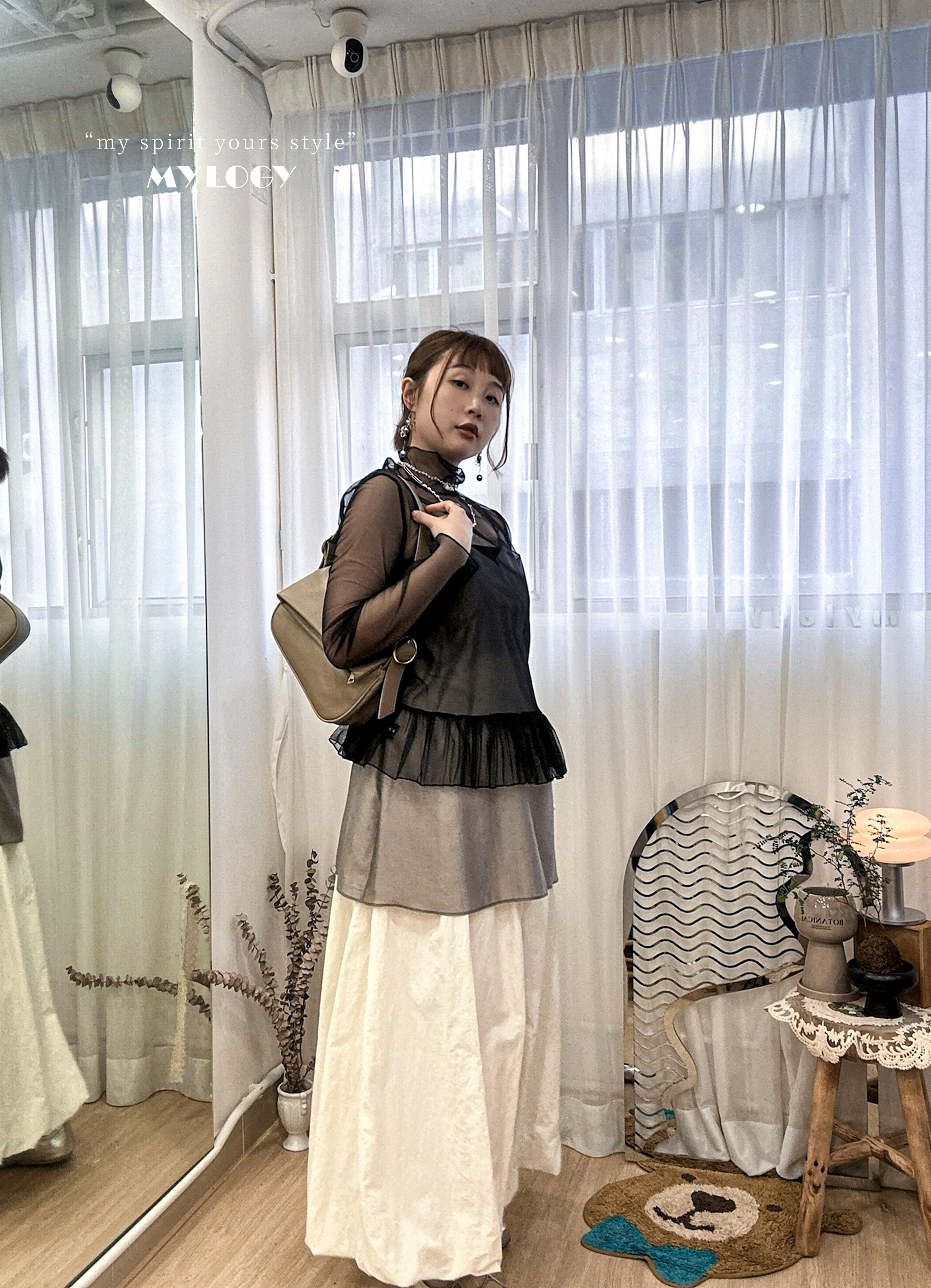 視覺也低幾℃～薄料文藝感V領外搭背心 UN0001