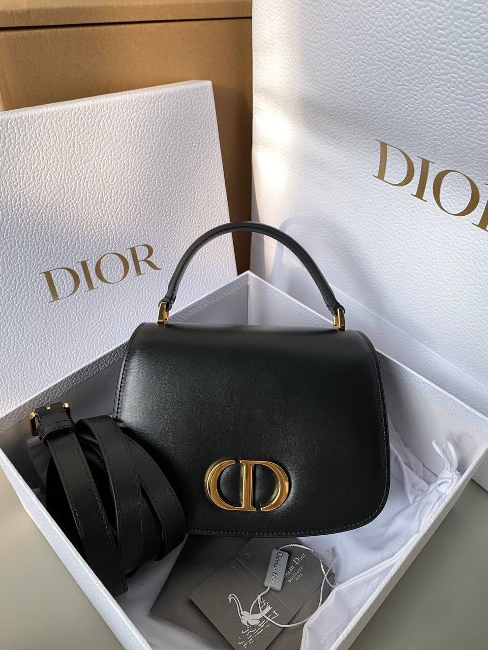 🈶黑色大号 𝐃𝐢𝐨𝐫 𝐓𝐨𝐩 𝐡𝐚𝐧𝐝𝐥𝐞蒙田30 蒙田大家都知道，从来没有失望过🤩 质感和纹理还是一如既往的好， 有光泽感之外还非常轻 耐磨！ 19×12×8cm