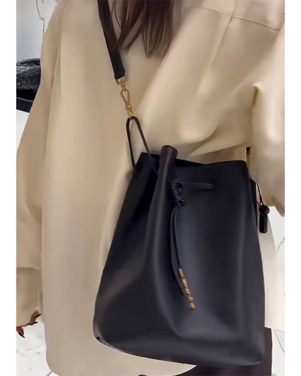 ys1 paris vii羊皮抽绳水桶包🕋 我好爱小羊皮的手感啊 摸着像婴儿皮肤一样柔软 居然被一只包包治愈了 这两年ys1的tote可以说是一骑绝尘 颜值上真心秒杀其他牌纸的托特包 这只水桶包既保留了他家飒爽姐姐风的调调 软软的包身又综合了一部分"杀气"，哈哈哈 两种背法，可腋下，可斜挎～ 容量方面就更不用担心了 托特该有的功能它都有 特别是又大又轻这一点！ 这可不是什么托特都能做到的😌 30×24×12cm804302m