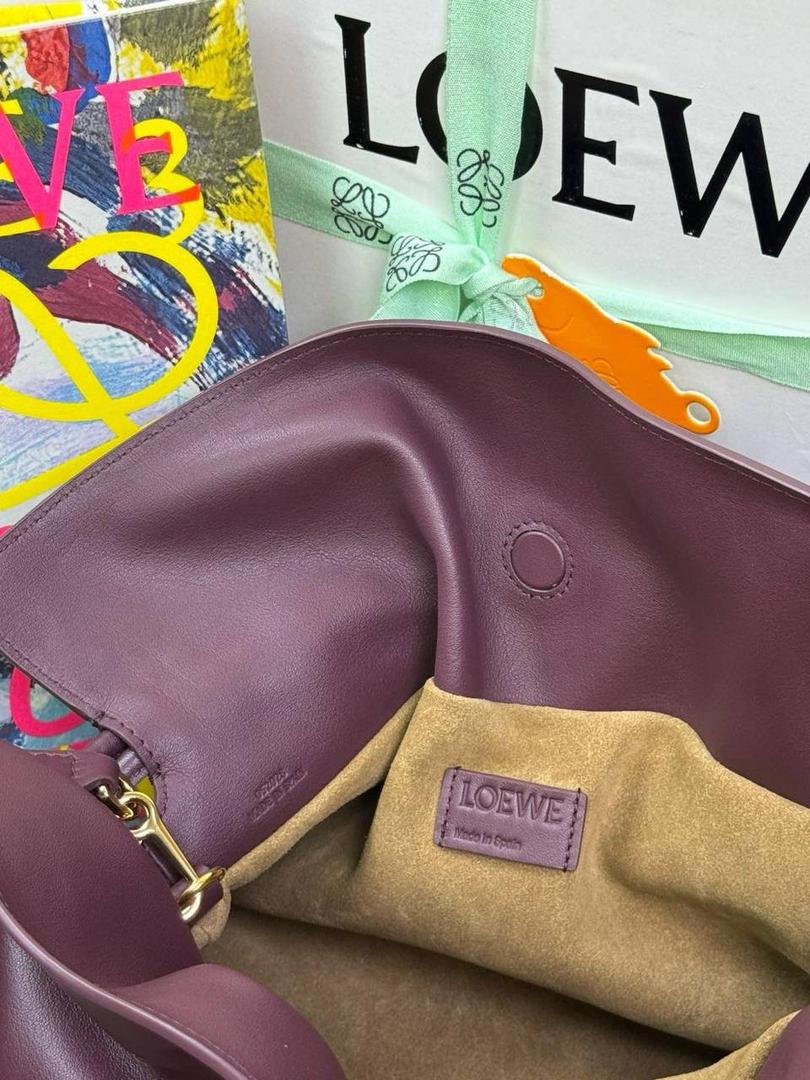 🎈全新升级—中号𝙁𝙡𝙖𝙢𝙚𝙣𝙘𝙤出货啦✅ ❤️升级版福袋正面新增品牌烫金𝙇𝙤𝙜𝙤代替压印𝙇𝙤𝙜𝙤，肩带加宽同时增加两侧狗扣五金代替原本皮穿扣肩带，精致又便捷🥰 ❤️独家定制皮料五金，小牛皮皮质手感十分柔软且耐用，肩带🉑拆卸🉑调节，多种背法任你选择，容量超大，日常出行必备😍 ❤️独家品控，完全对版细节，全套礼盒🎁包装给你满满的仪式感🥰 中号尺寸：𝟯𝟬-𝟮𝟰.𝟱-𝟭𝟬.𝟱𝗰𝗺 款号：052028酒红色