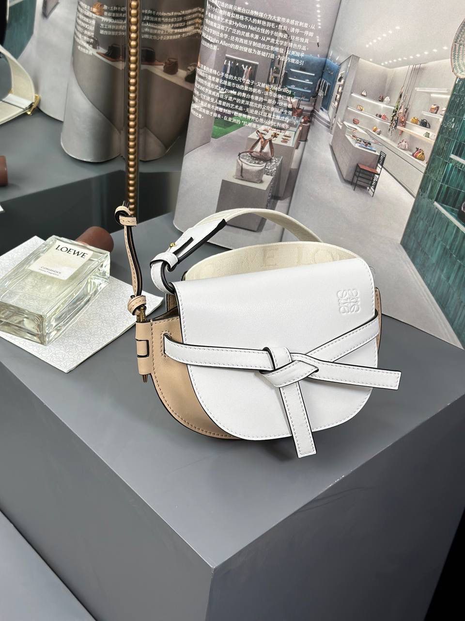 *𝘔𝘪𝘯𝘪 𝘎𝘢𝘵𝘦 𝘋𝘶𝘢𝘭 马鞍手袋 ✨上新 new in✨ 尺寸:15*12.5*9cm（中部最宽处21cm） 编码:522127 颜色: 织带/全麦拼白色 将原本的细肩带更换成存在感更强的帆布宽肩带，点缀logo印花，休闲率性感满满！ 包身采用非常柔韧光滑小牛皮，内里麂皮，内置两个卡槽，Puls🉑️无忧。 经典造型手袋，换上了新肩带，估计又有不少包控要失去抵抗力啦👏🏻