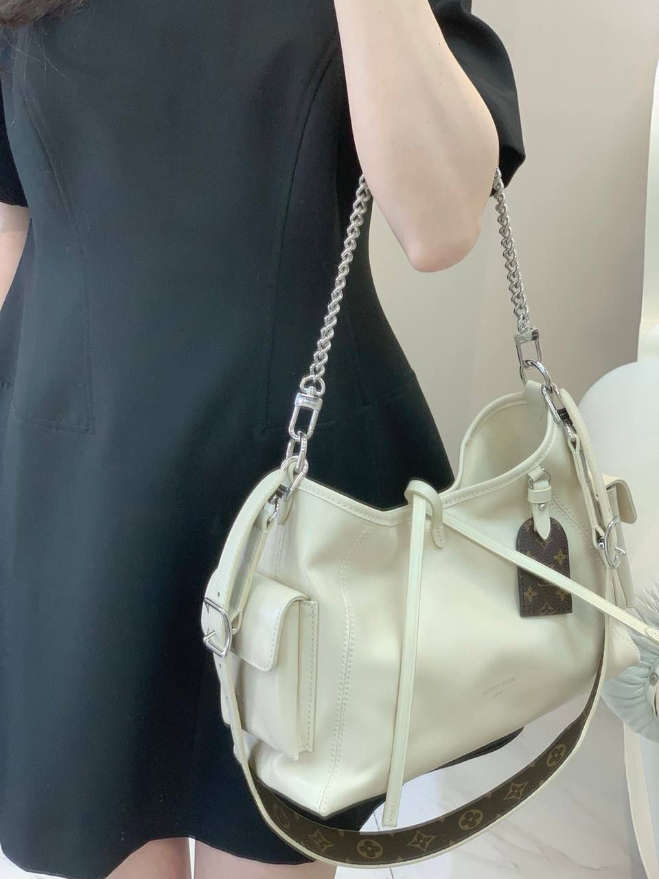 LV奶白色 Carryall👜✨ 噢莫噢莫！！ 奶白色的也太乖太奶了 一整个大心动了！！！ 全皮质感高级感满满💯 而且肩带是老花的 真的太爱了！🥹❤️