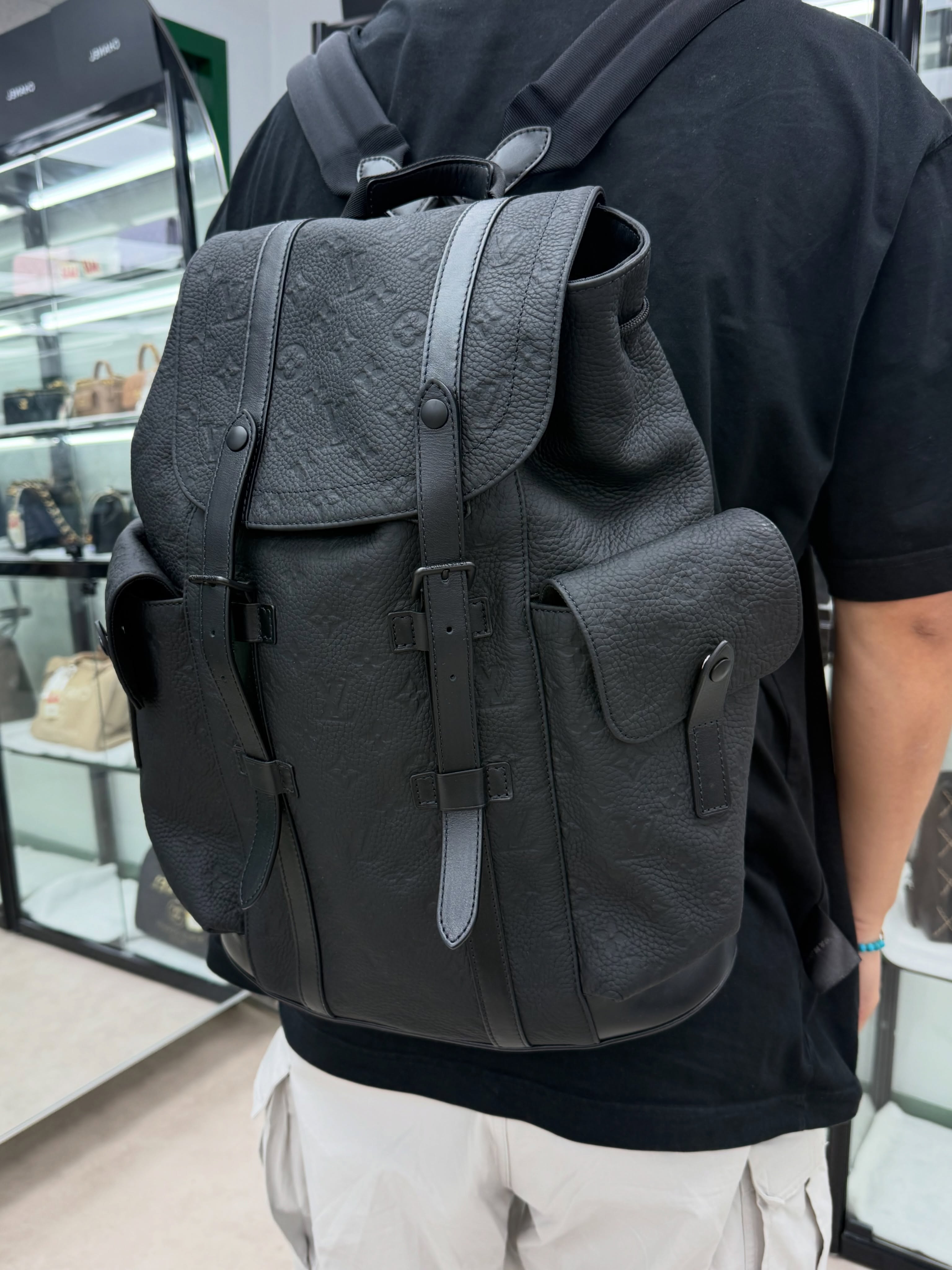 Lv👜 PRE OWNED 🛍️黑武士壓花書包 有塵袋🖤新款