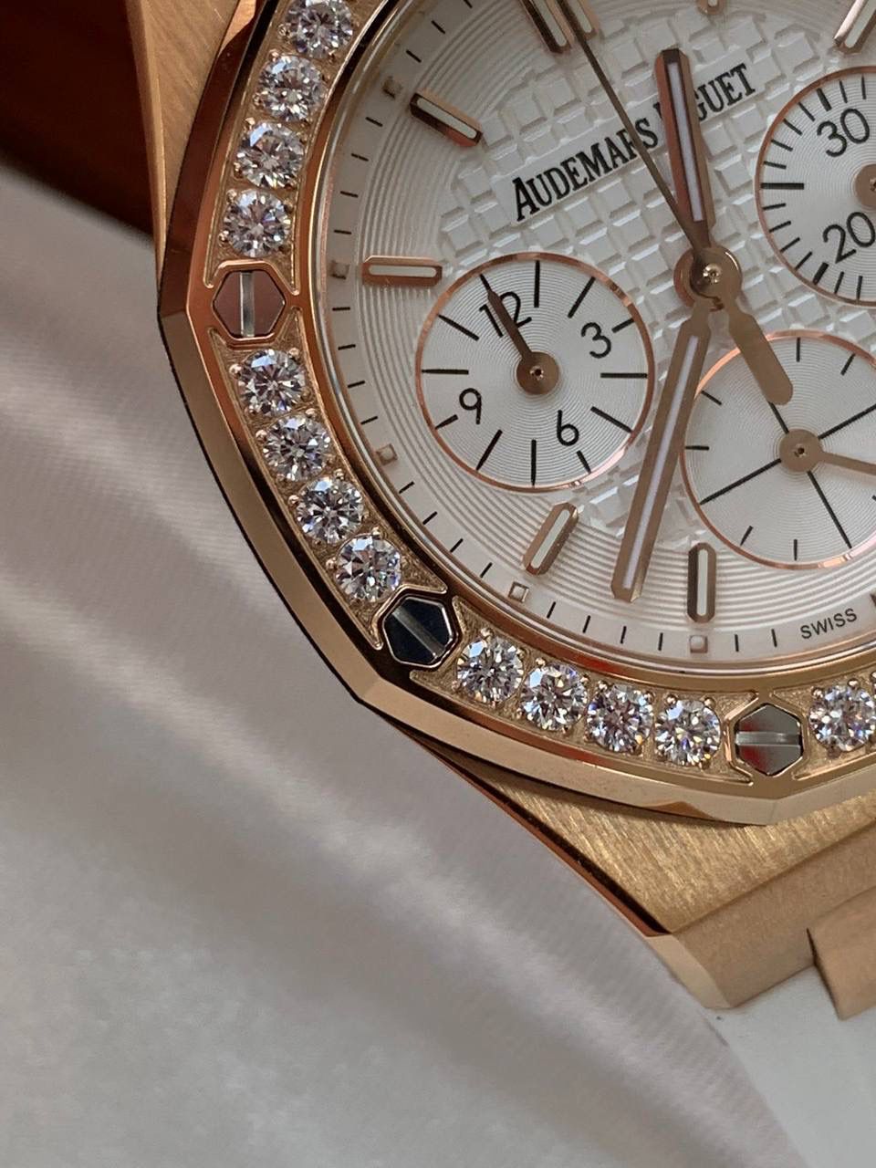 爱彼女款、小红书爆款，喜欢大表盘的女生、必备款，表盘37MM、蓝宝石防刮花玻璃，316精钢表壳、纯手工镶嵌32颗莫桑钻、搭配瑞士多功能石英机芯精准走时，表带采用进口橡胶工艺，佩戴舒适不过敏、折叠扣设计，佩戴便捷，数量有限，先到先得，多种色系，穿搭任选！