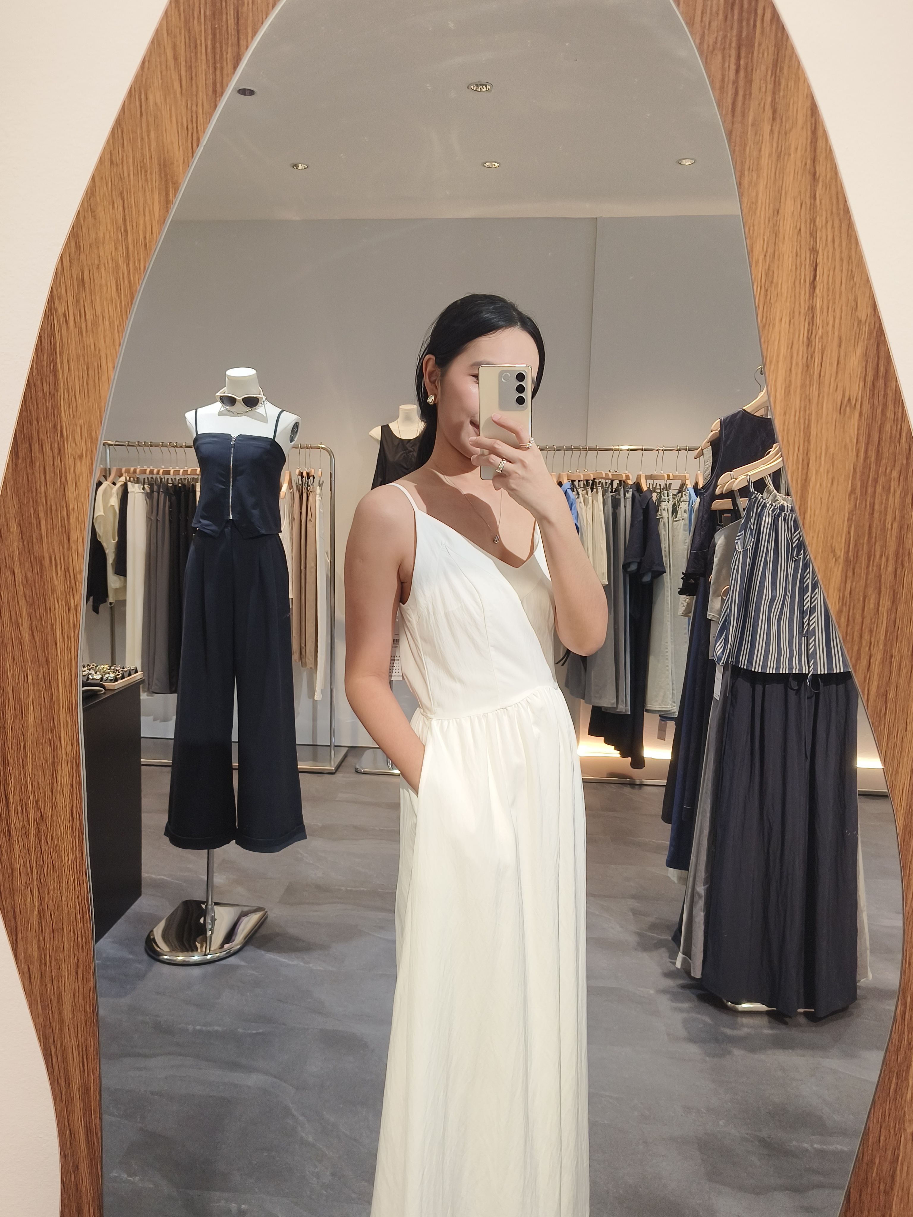 白色简约吊带连衣裙